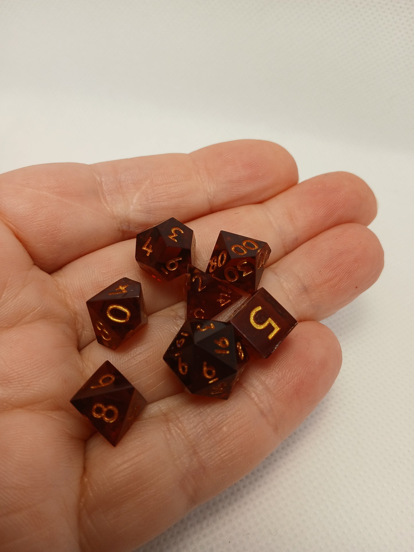 Dice set mini Bruna "Cola" med guldiga siffror.