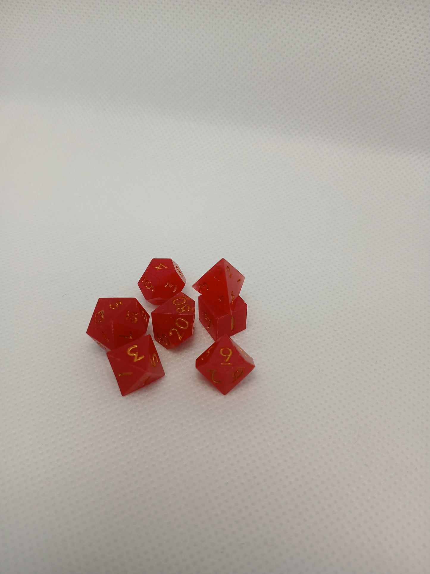 Dice set mini Rosa med guldiga siffror.