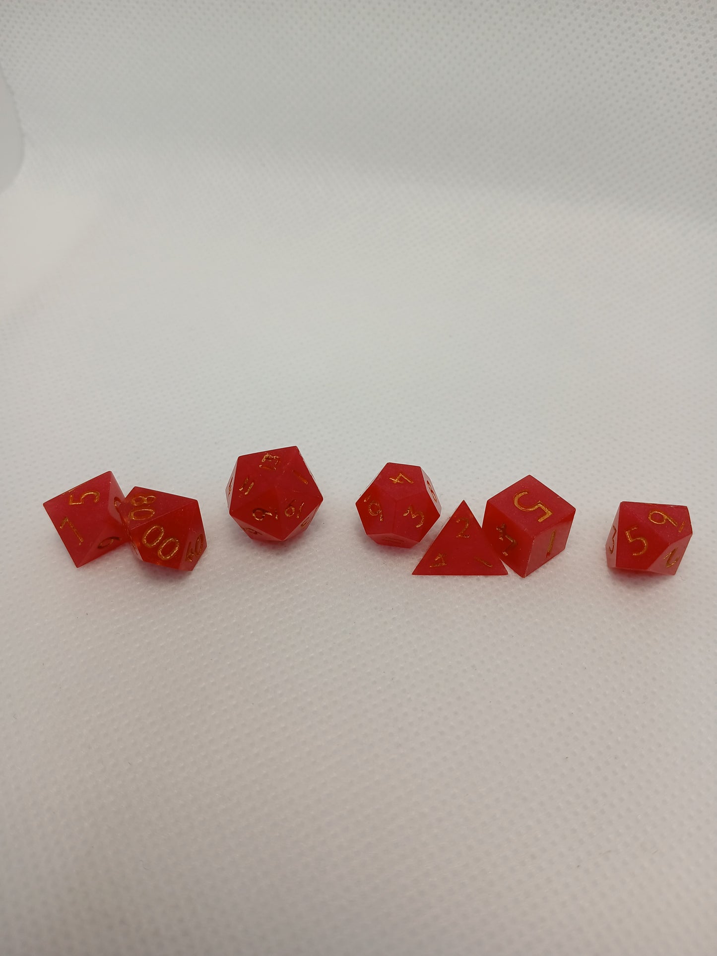 Dice set mini Rosa med guldiga siffror.