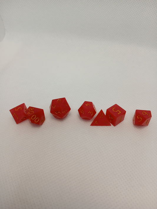 Dice set mini Rosa med guldiga siffror.