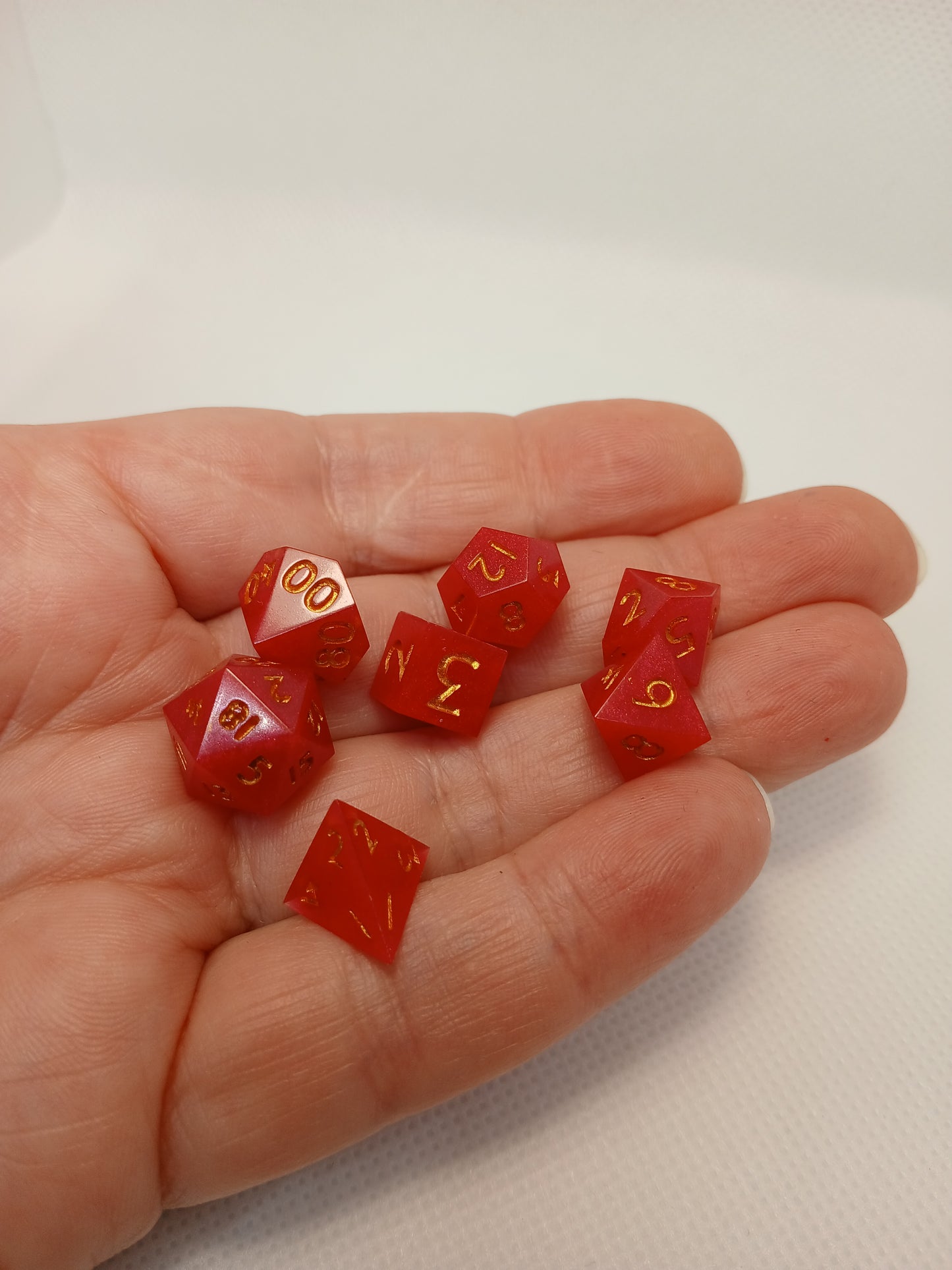 Dice set mini Rosa med guldiga siffror.