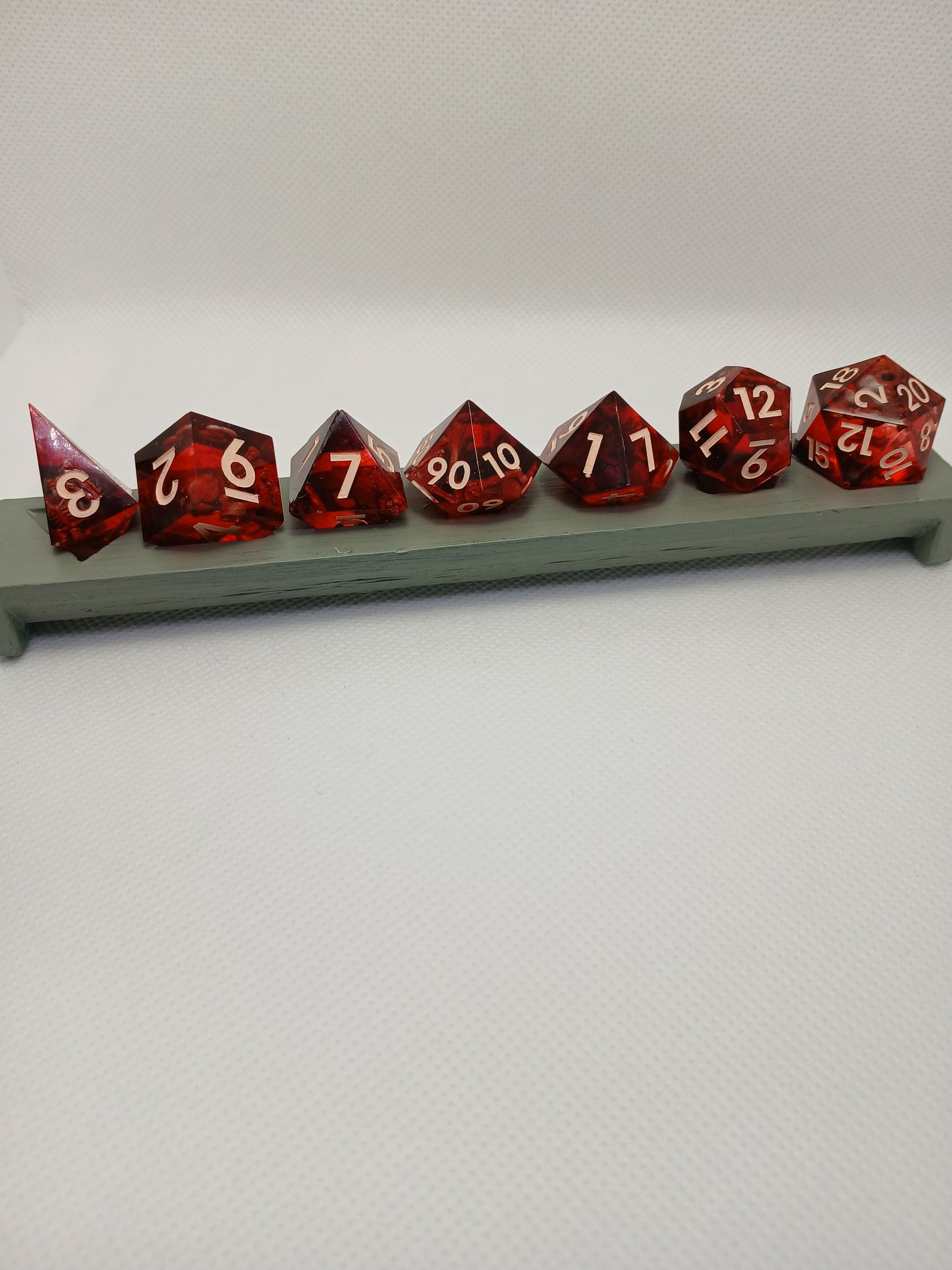 Dice set röd med beige siffror med "benbitar"