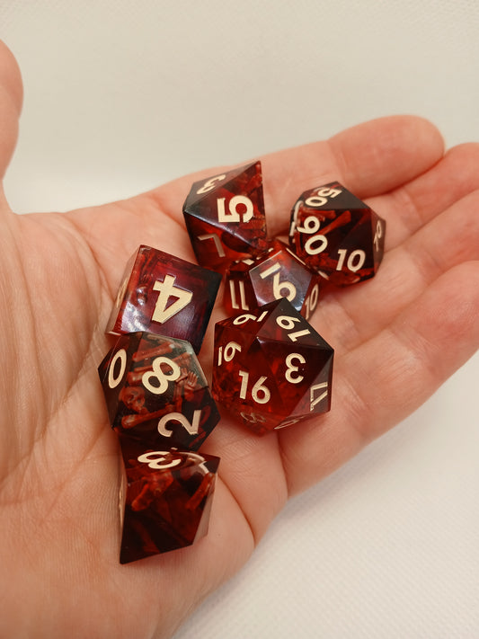 Dice set röd med beige siffror med "benbitar"