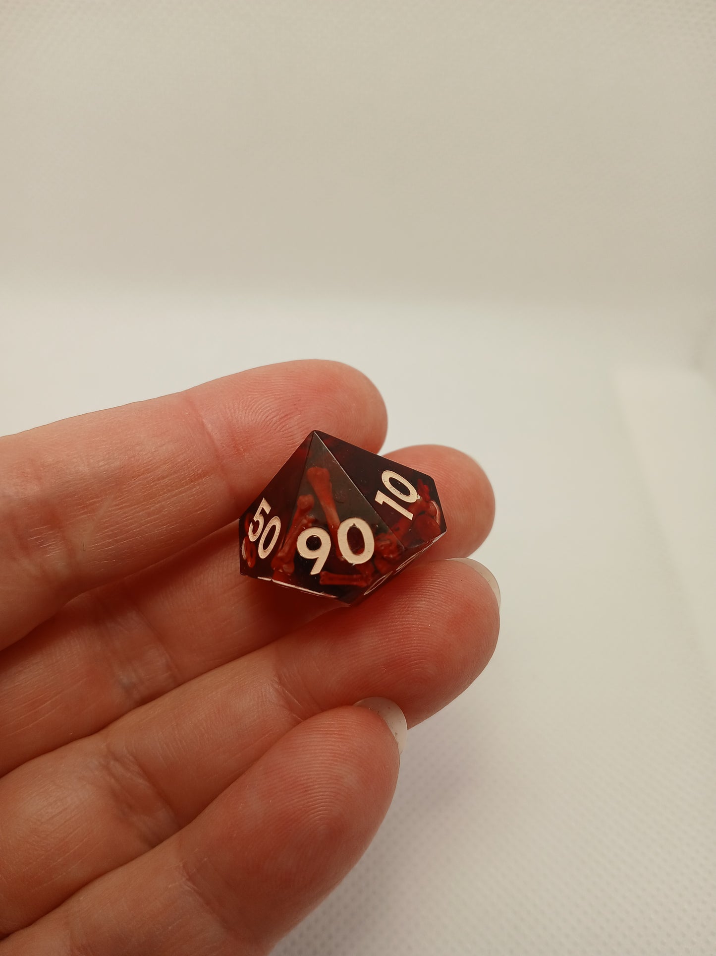 Dice set röd med beige siffror med "benbitar"