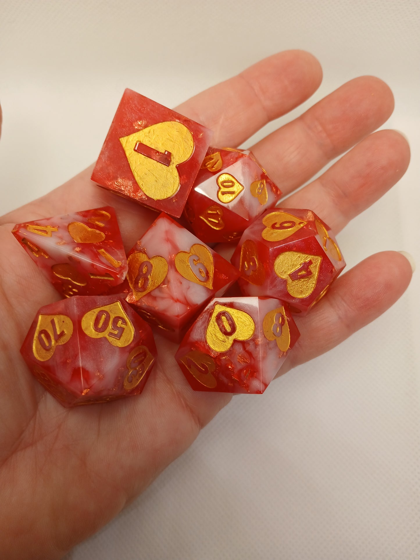 Dice set rosa/guld/vita med siffror i guld. JUMBO