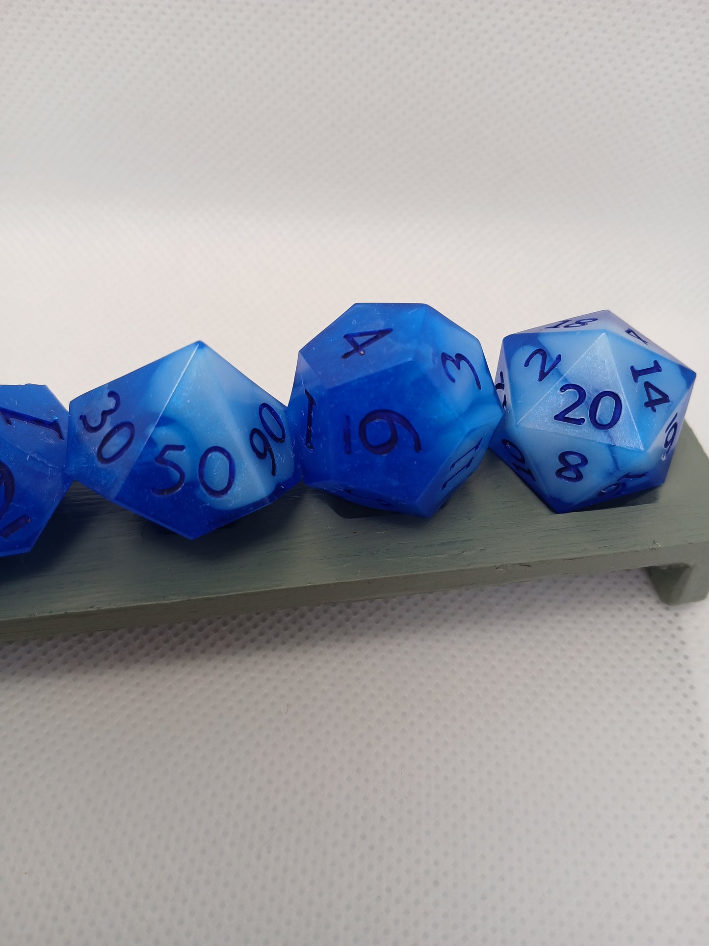 Dice set blå/vita med blå siffror.