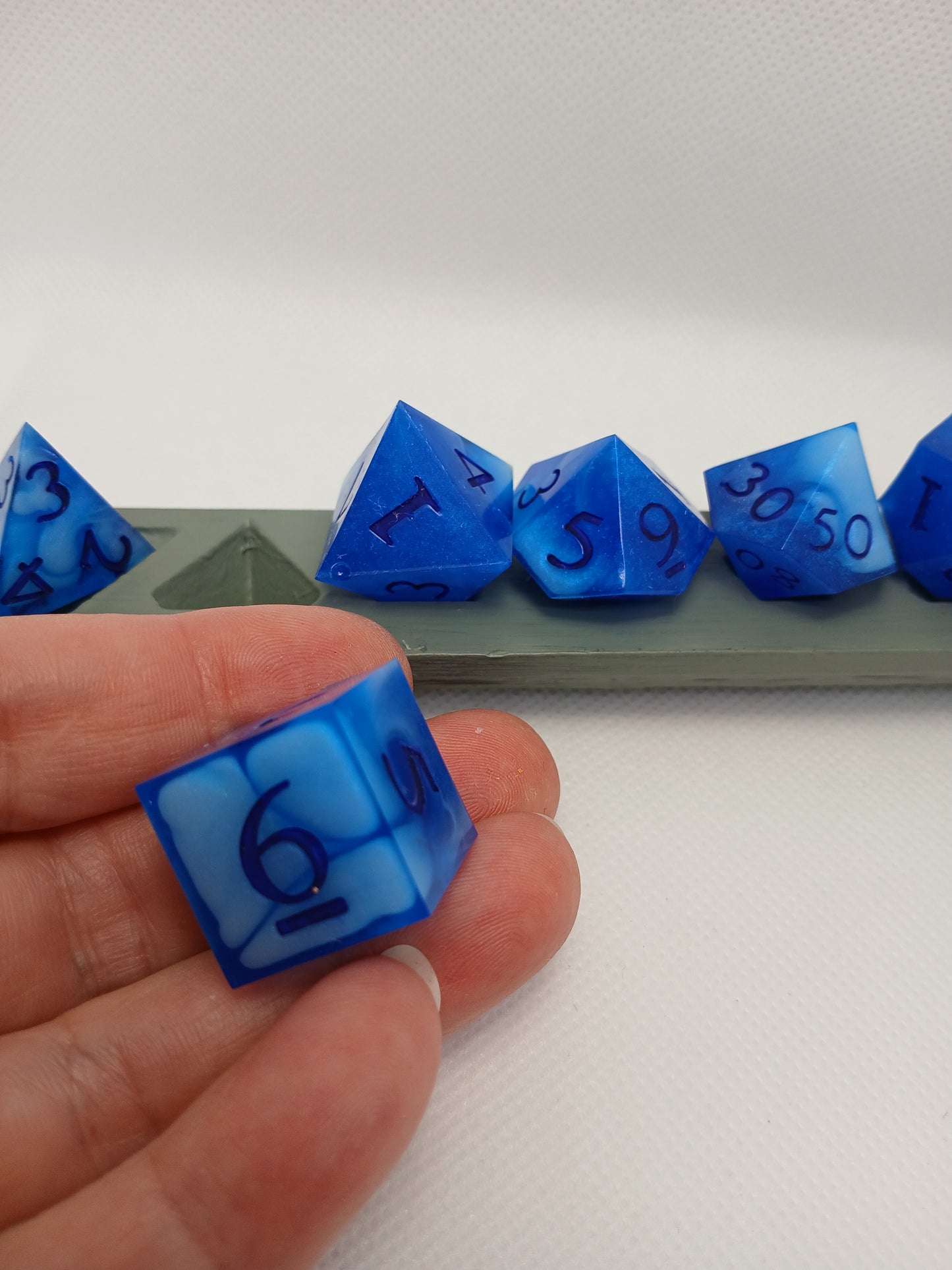 Dice set blå/vita med blå siffror.