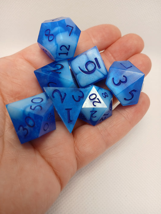 Dice set blå/vita med blå siffror.