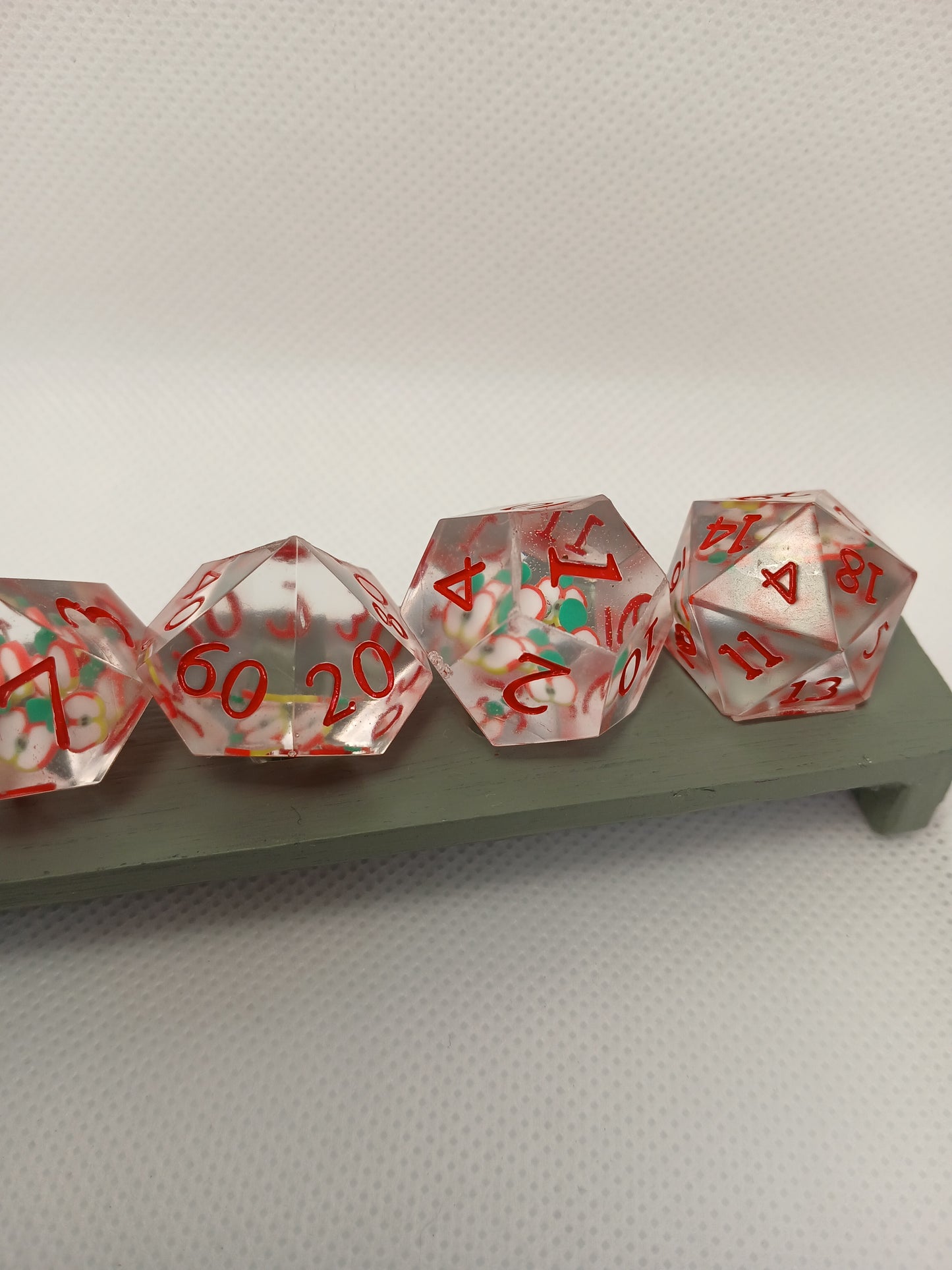 Dice set genomskinliga med äpplen med röda siffror.