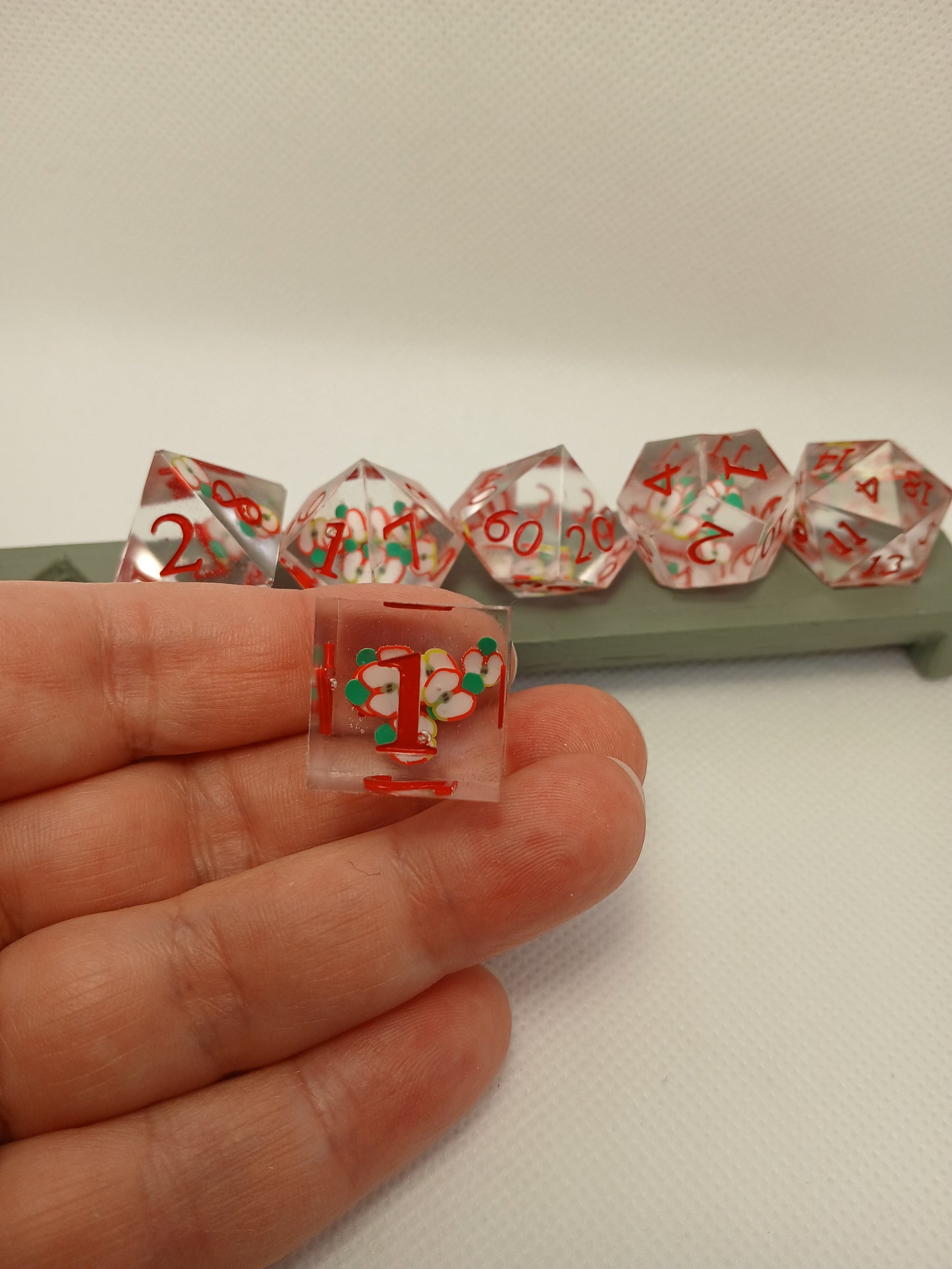 Dice set genomskinliga med äpplen med röda siffror.