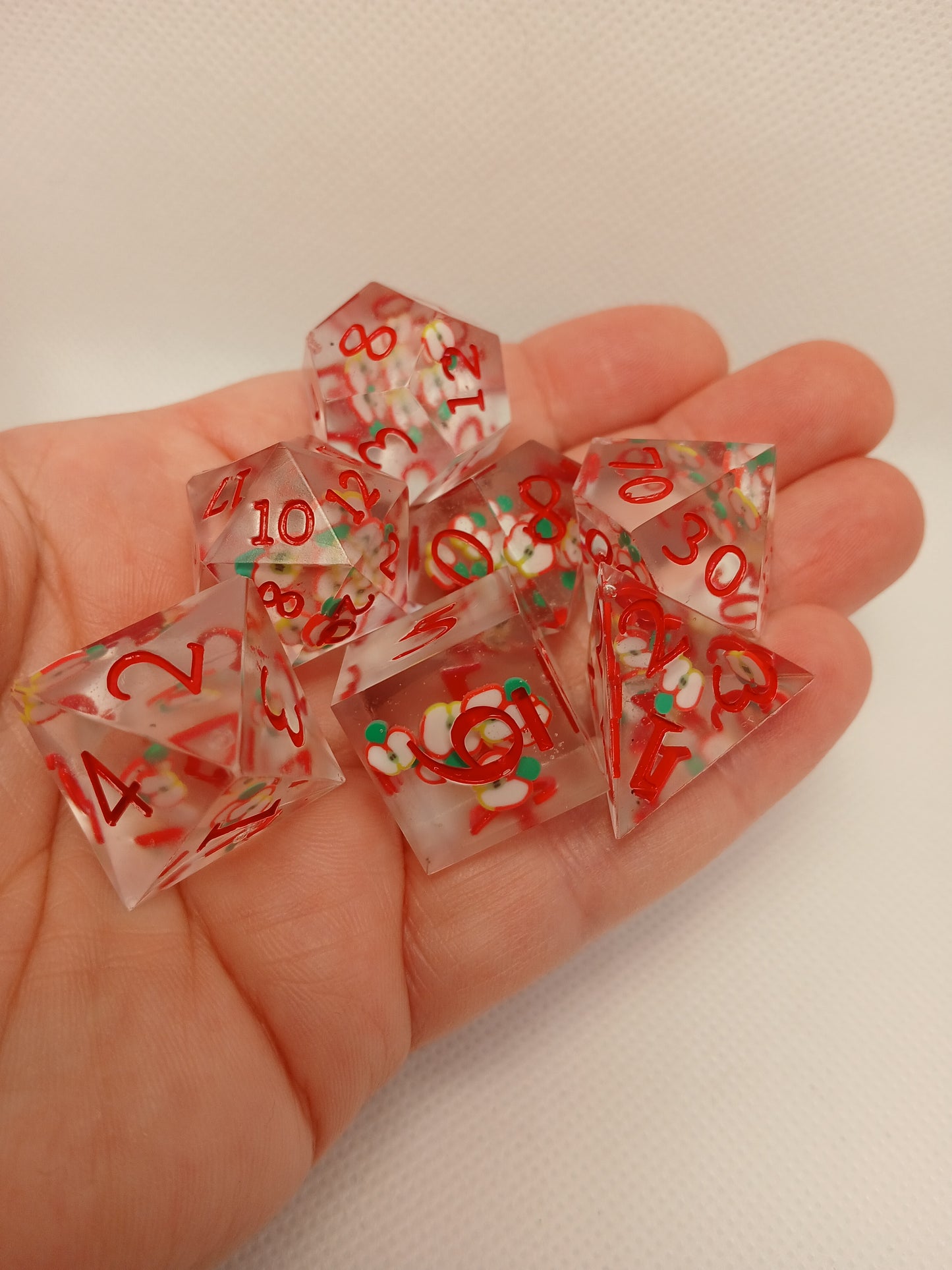 Dice set genomskinliga med äpplen med röda siffror.
