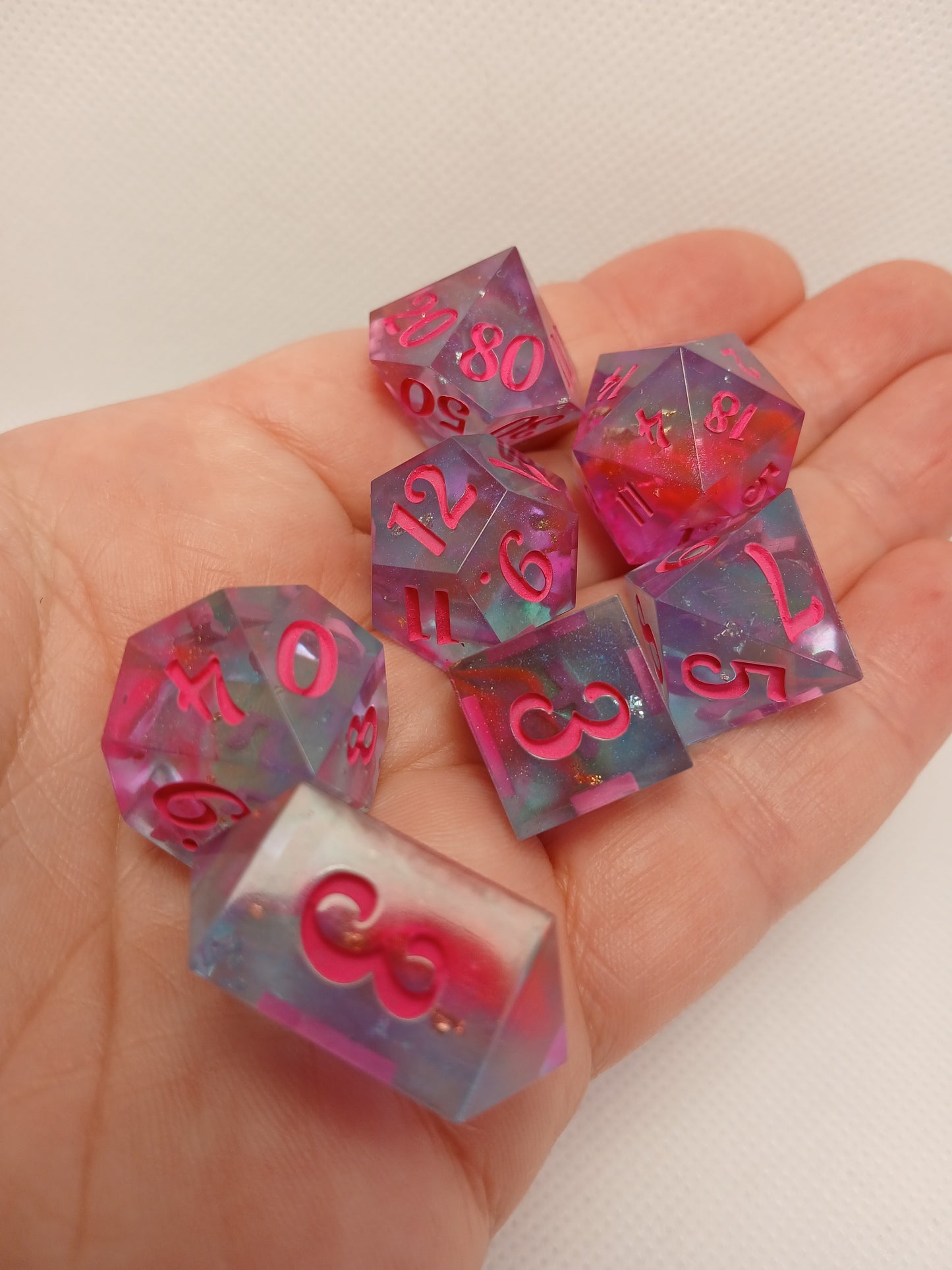 Dice set blåtransparent med rosa siffror.