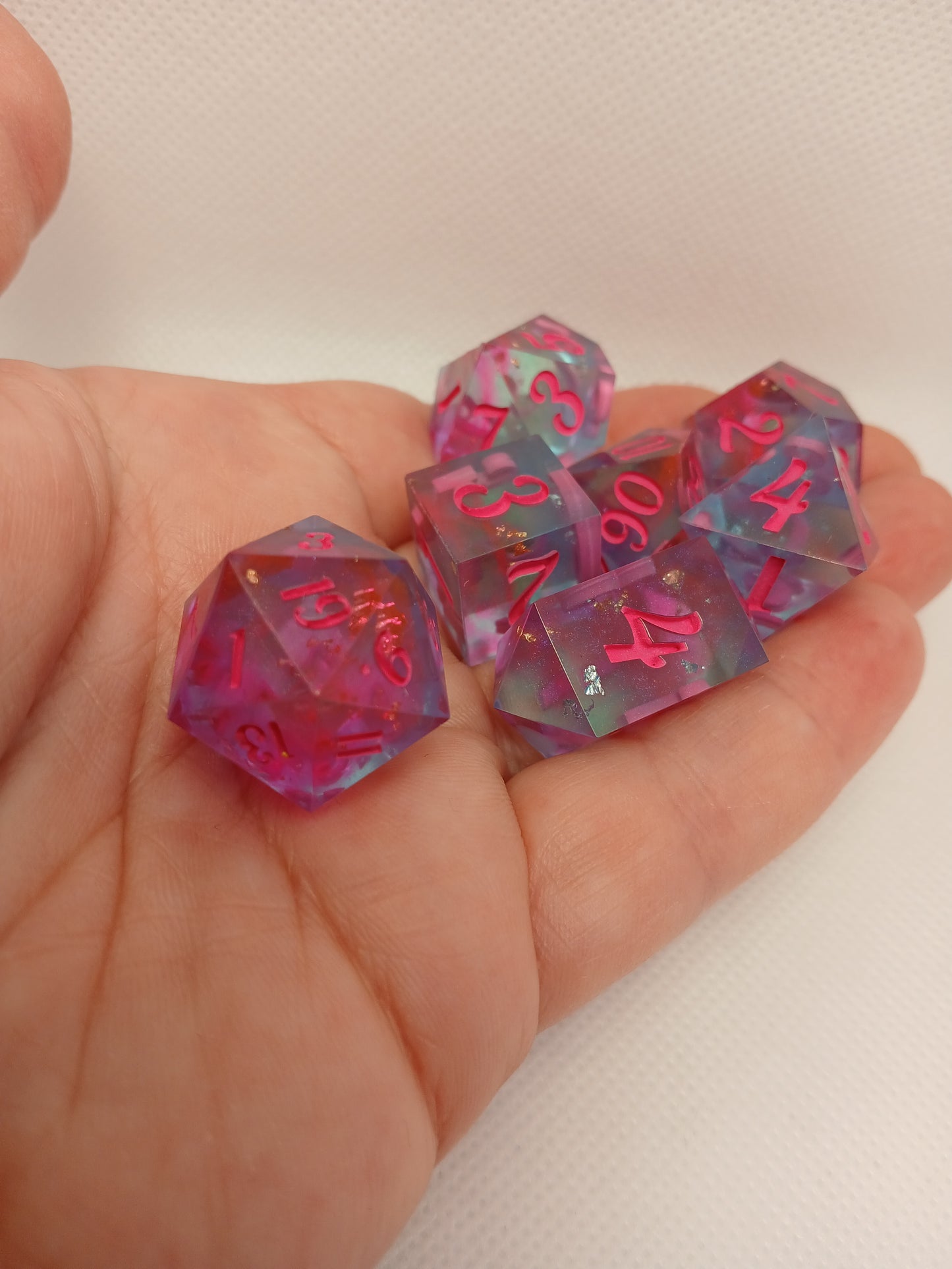 Dice set blåtransparent med rosa siffror.