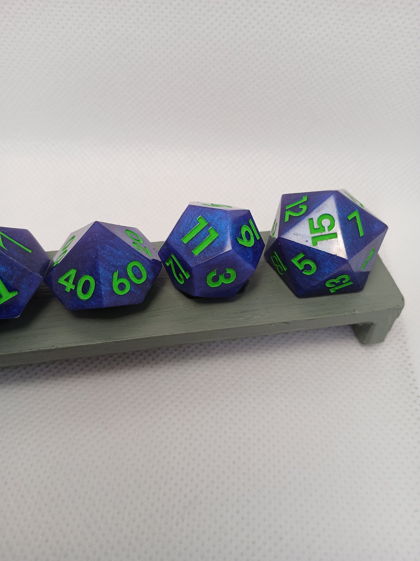 Dice set blå med gröna siffror.