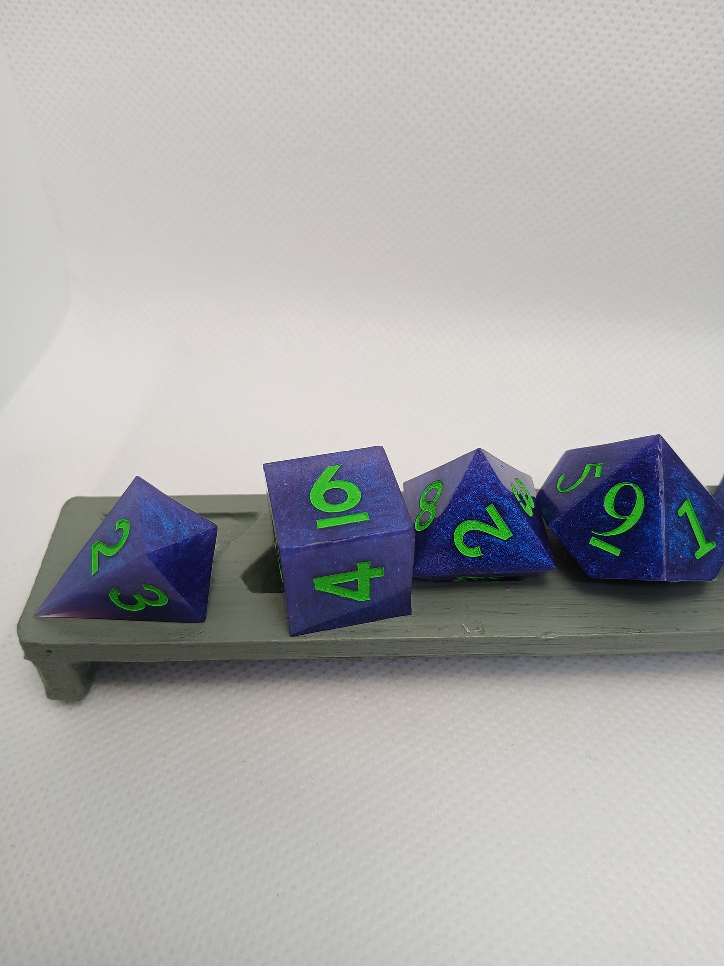 Dice set blå med gröna siffror.
