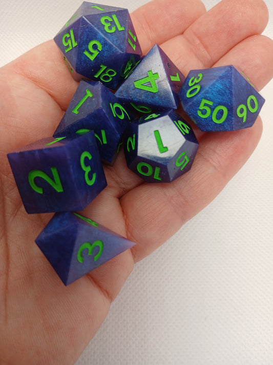 Dice set blå med gröna siffror.