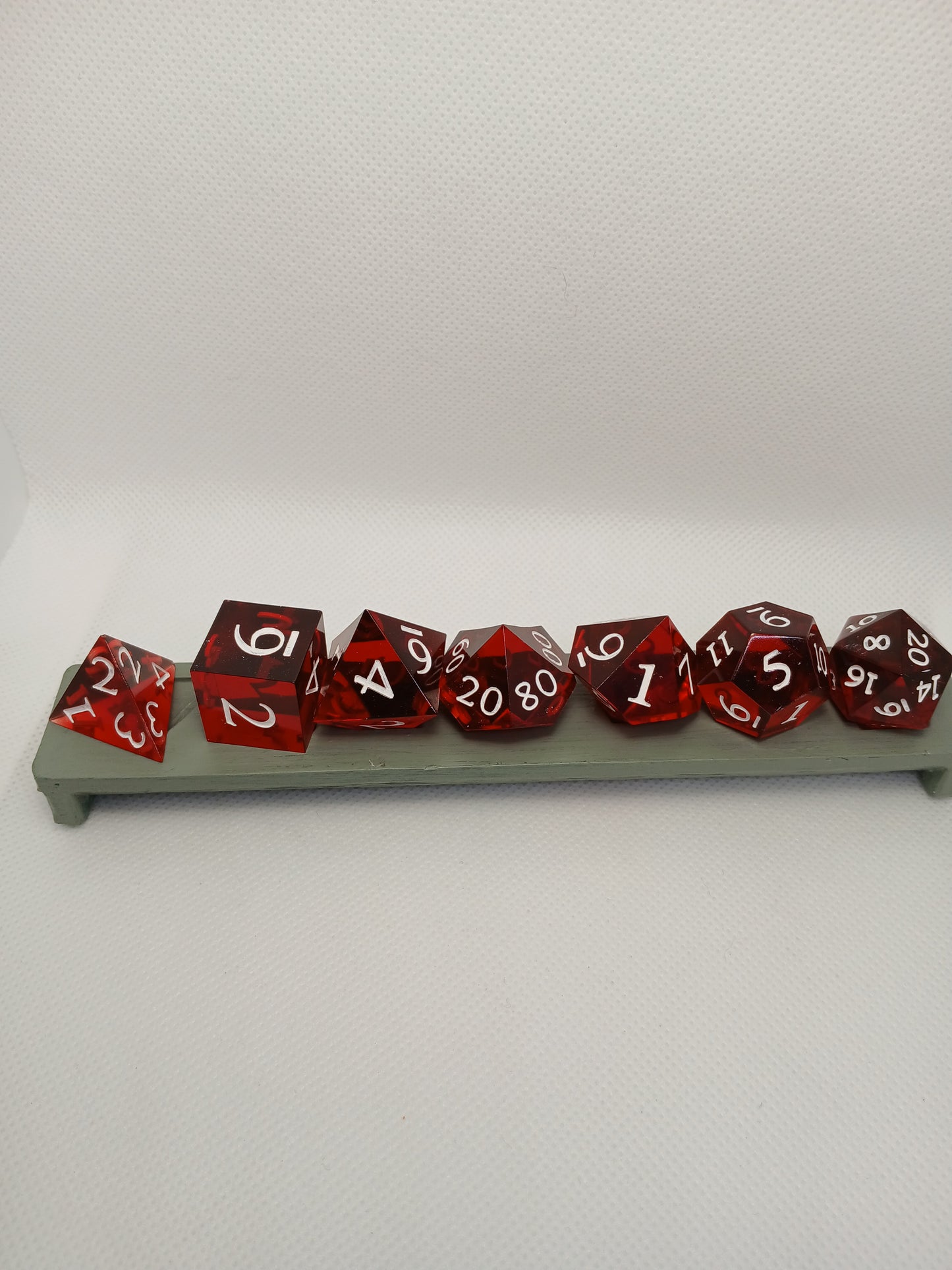 Dice set. Röda genomskinliga med vita siffror.