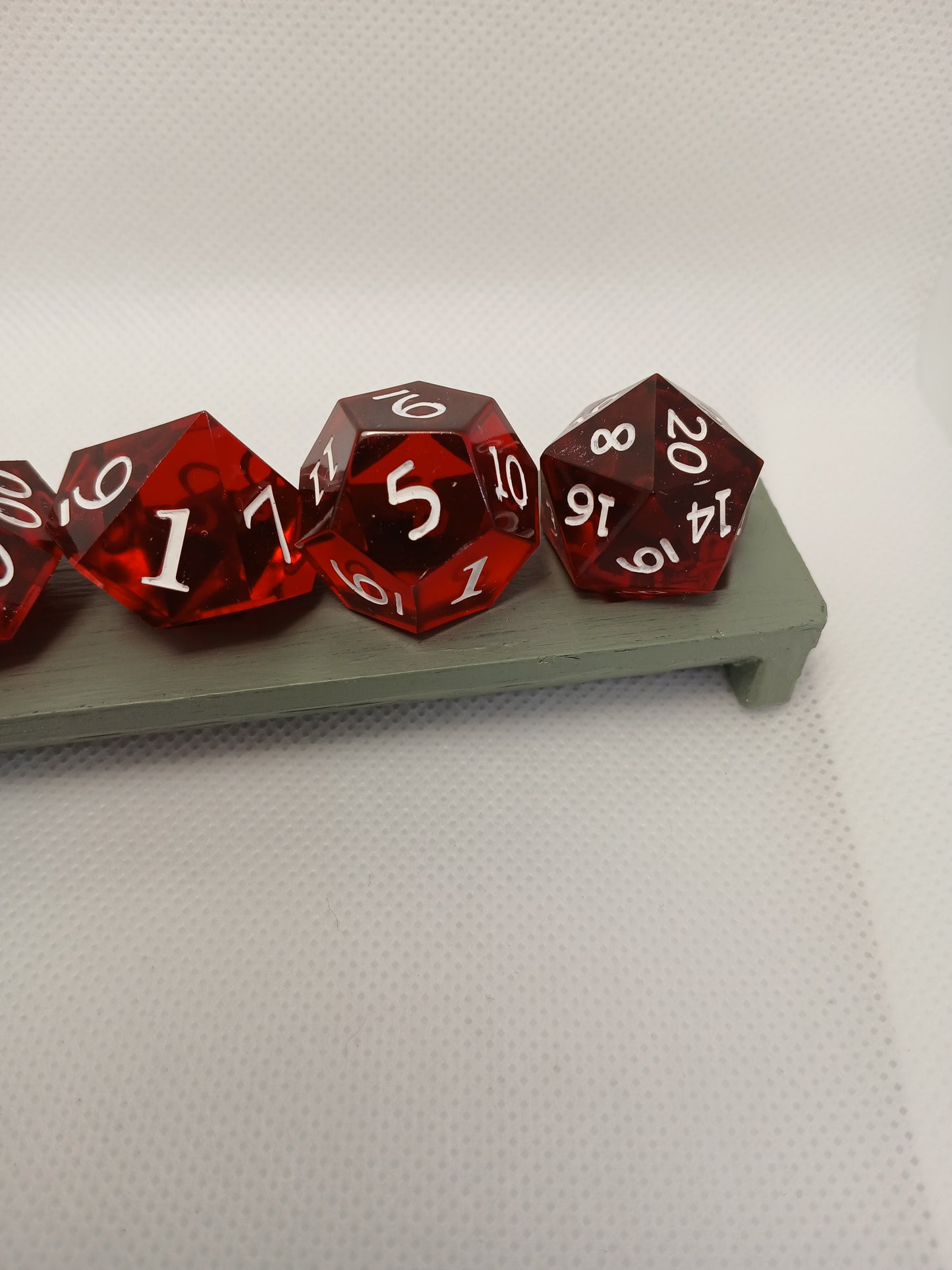 Dice set. Röda genomskinliga med vita siffror.