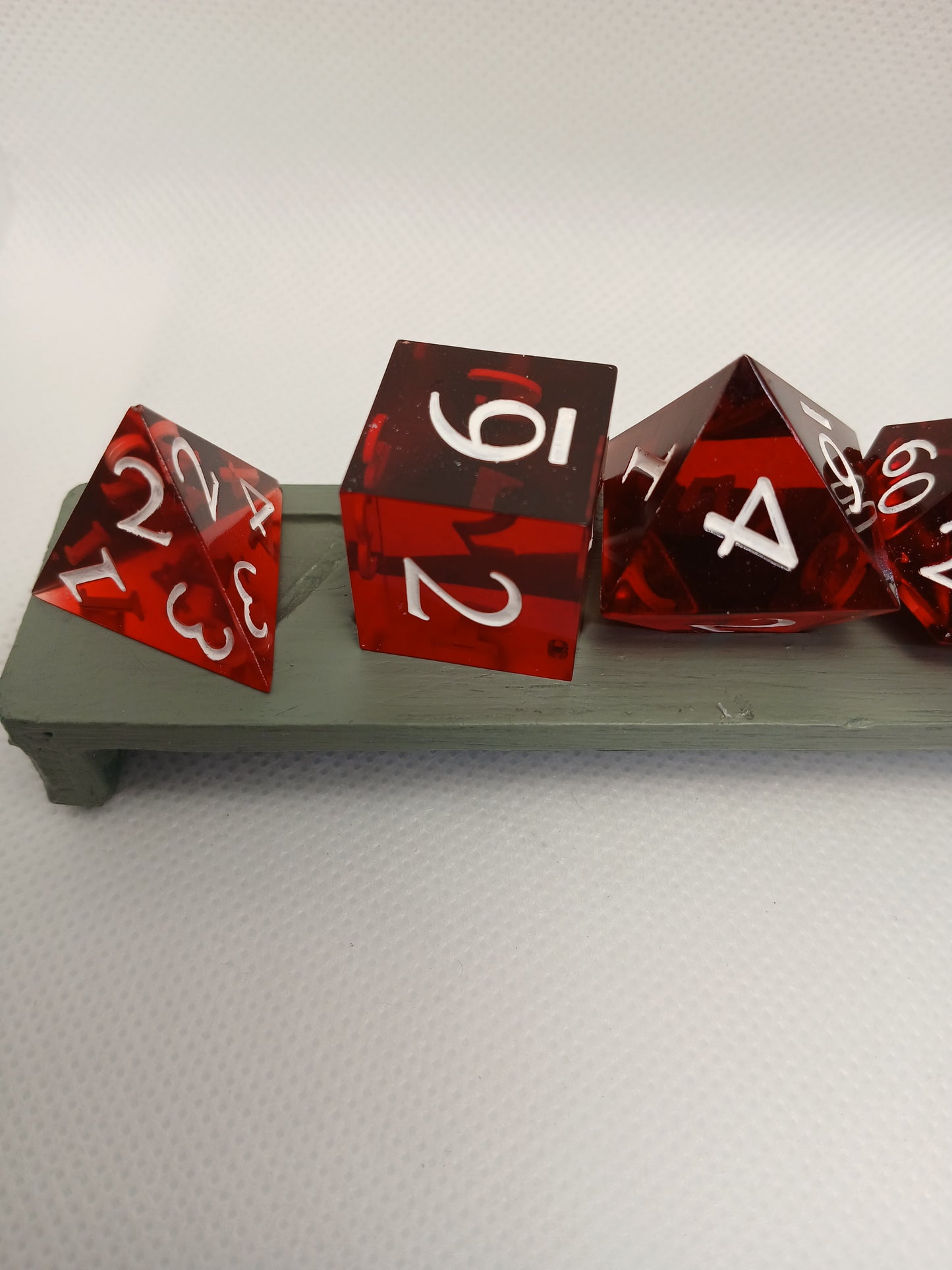 Dice set. Röda genomskinliga med vita siffror.
