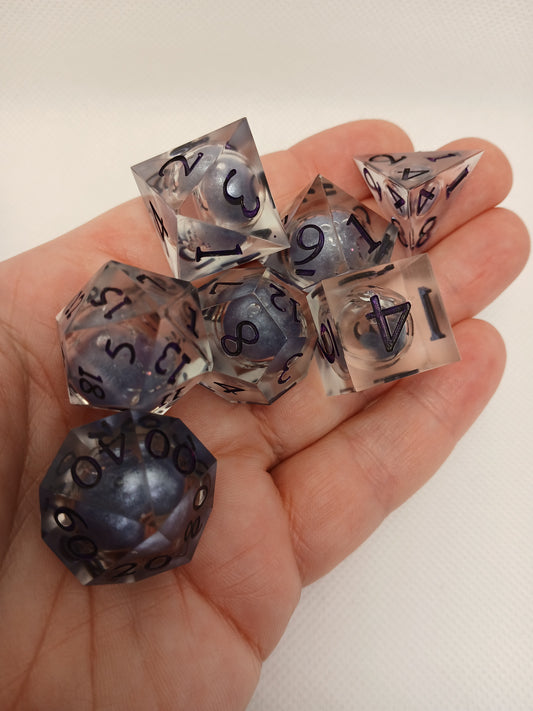 Dice set. Genomskinlig med flytande mitt, lila siffror.