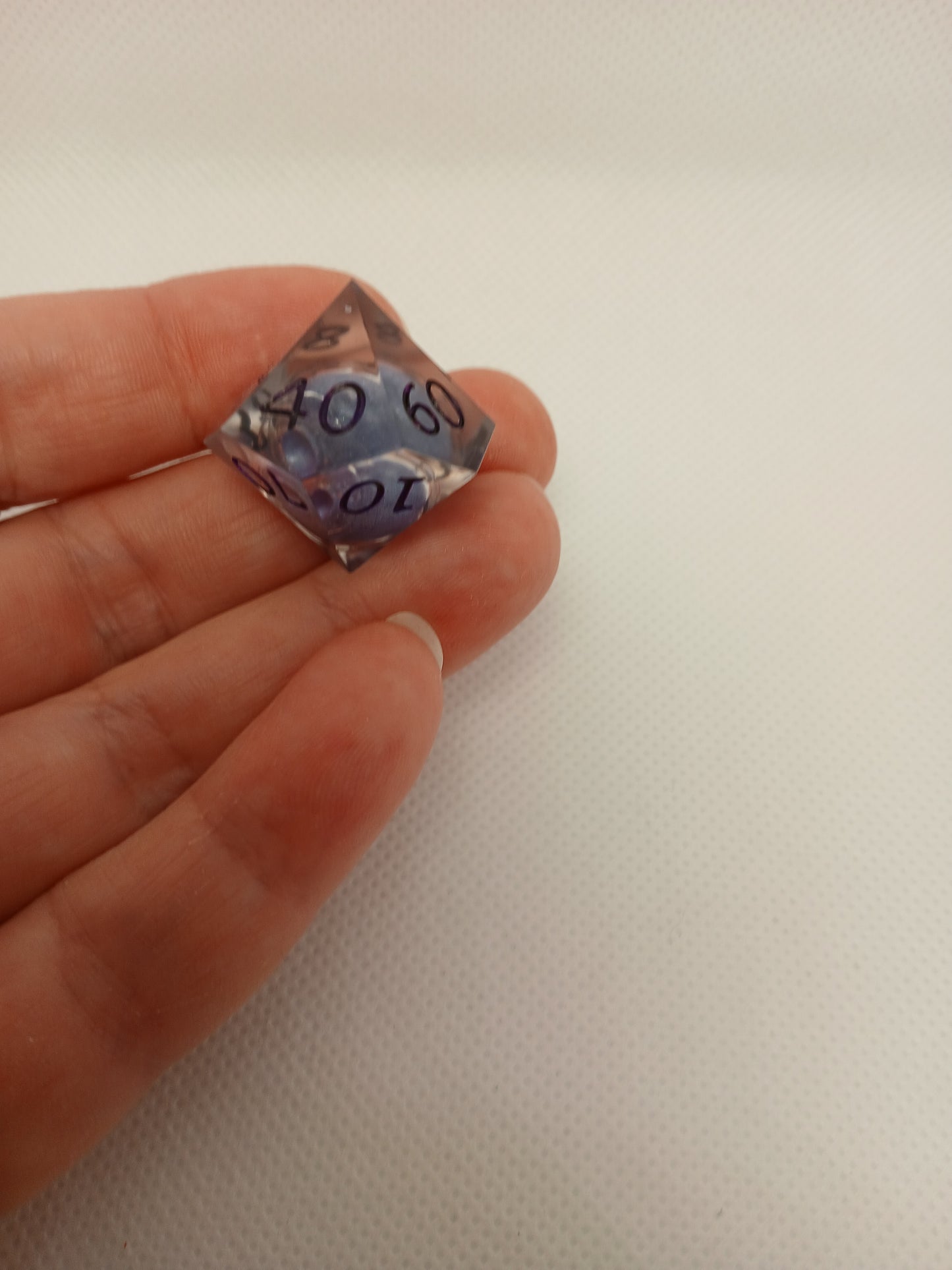 Dice set. Genomskinlig med flytande mitt, lila siffror.