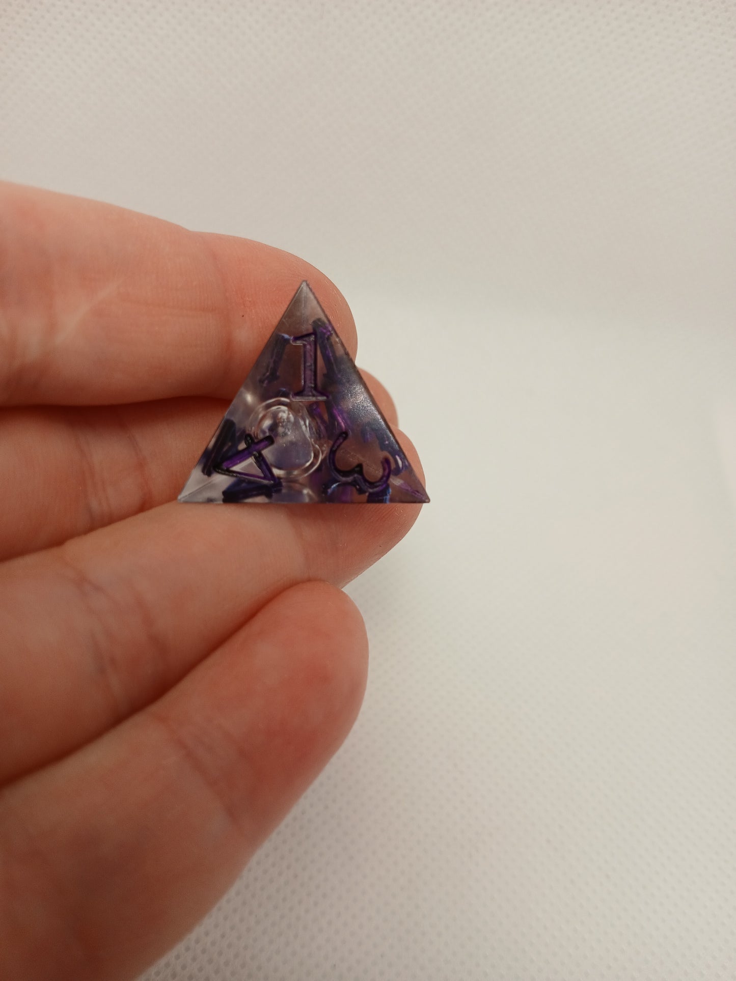 Dice set. Genomskinlig med flytande mitt, lila siffror.