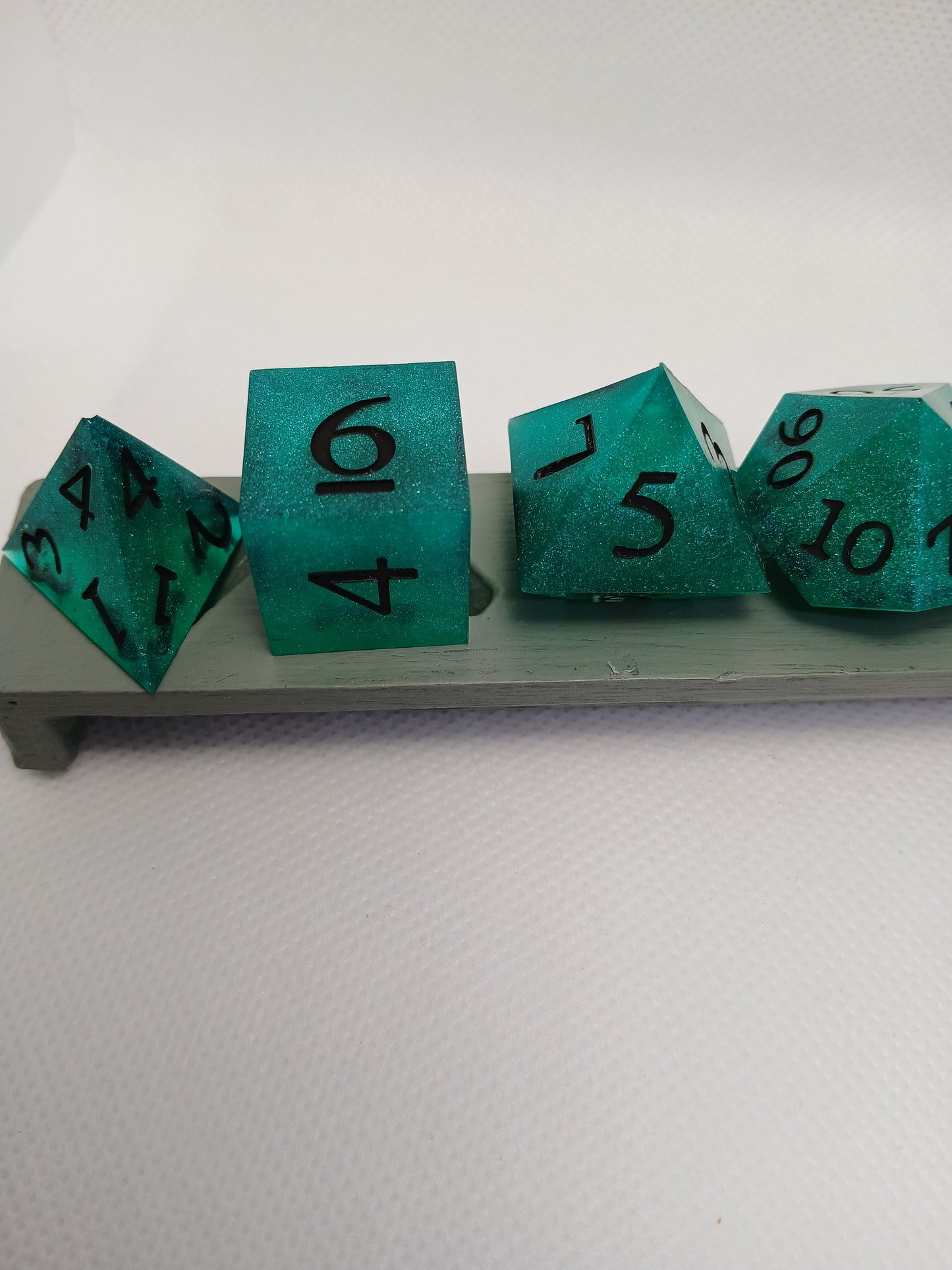 Dice set. Gröna med gröna siffror.