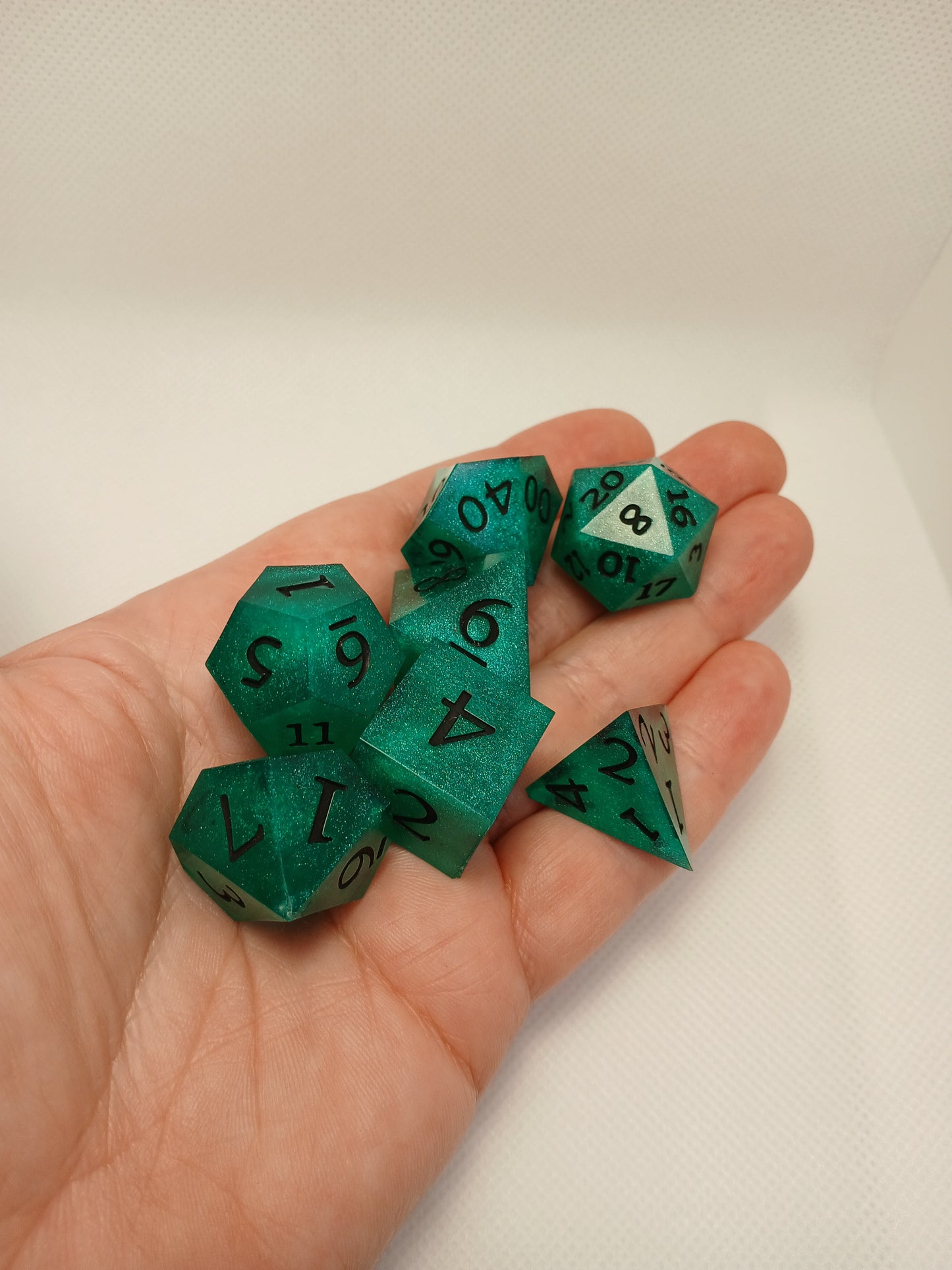 Dice set. Gröna med gröna siffror.