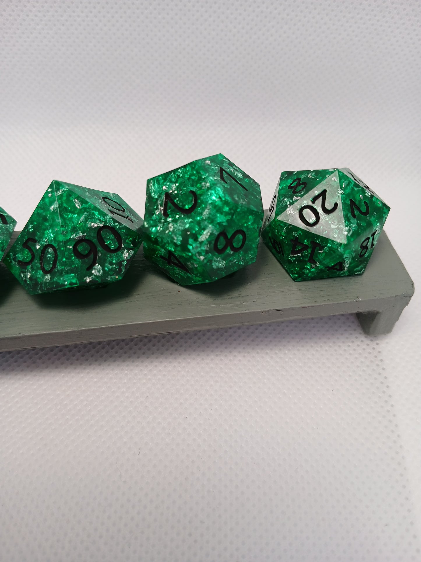 Dice set. Gröna silverglitter med gröna siffror.