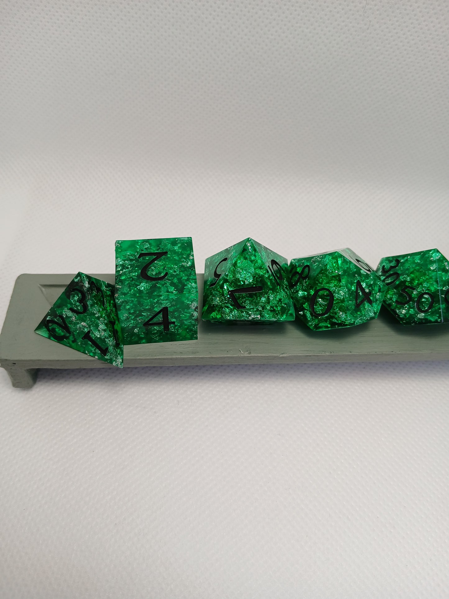 Dice set. Gröna silverglitter med gröna siffror.