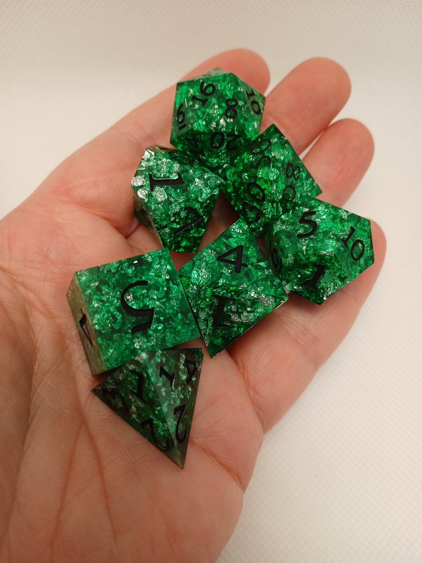 Dice set. Gröna silverglitter med gröna siffror.