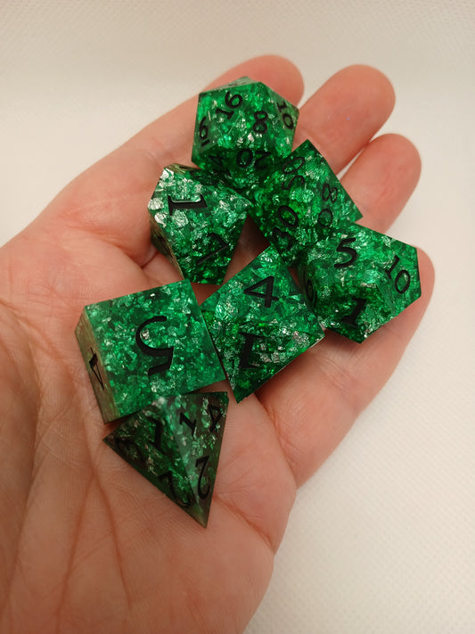 Dice set. Gröna silverglitter med gröna siffror.
