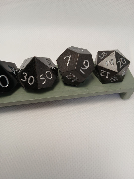 Dice set. Svart med silversiffror.