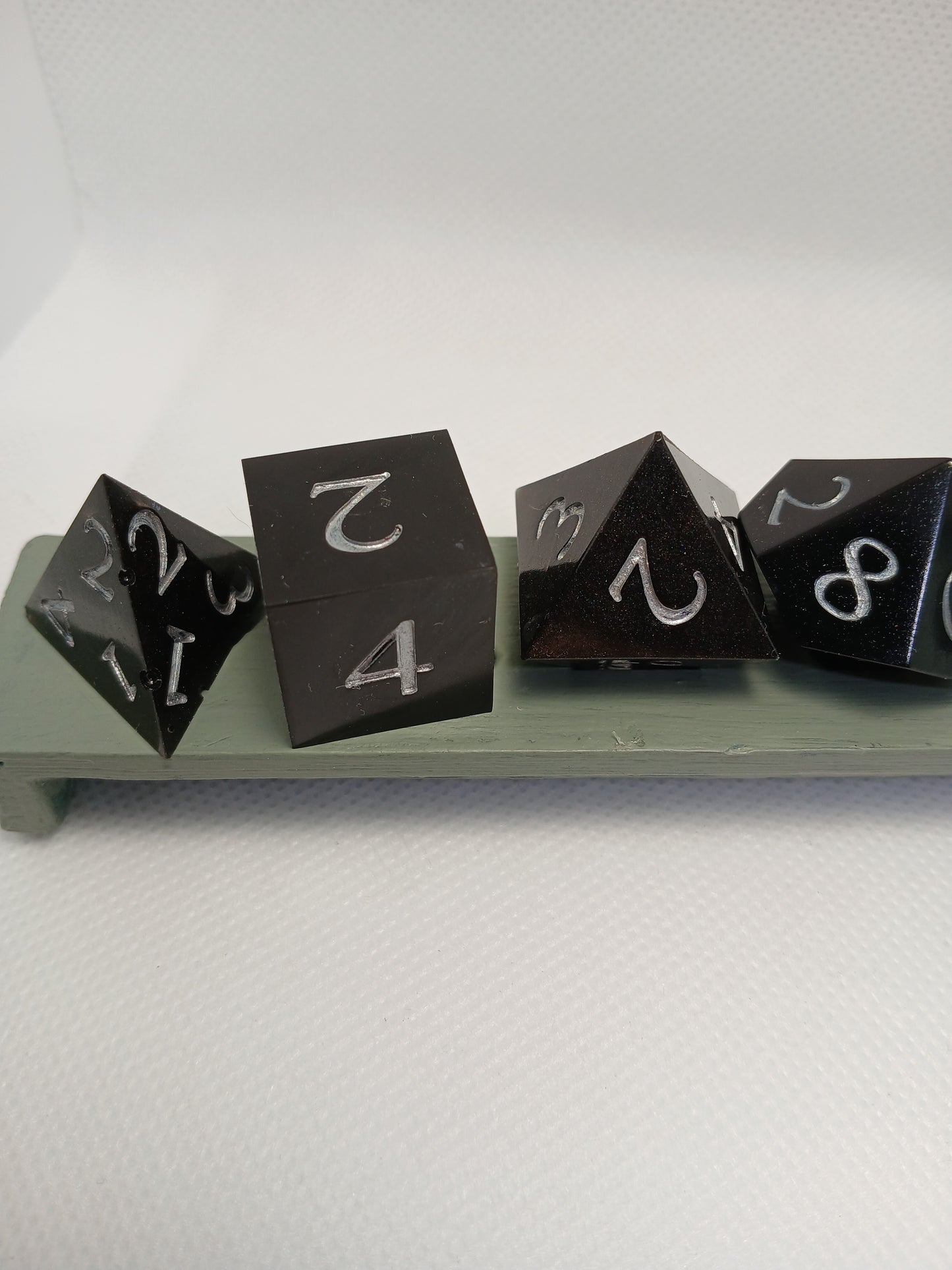 Dice set. Svart med silversiffror.