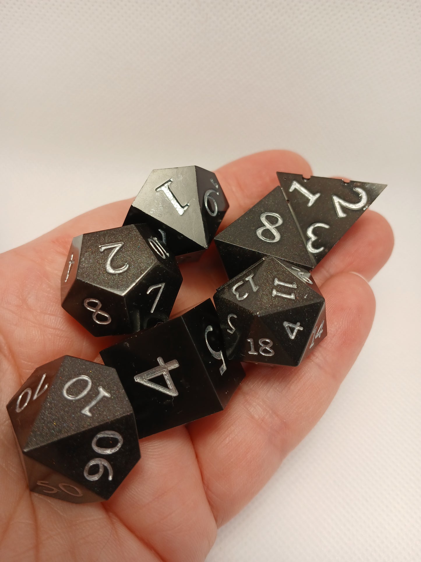 Dice set. Svart med silversiffror.