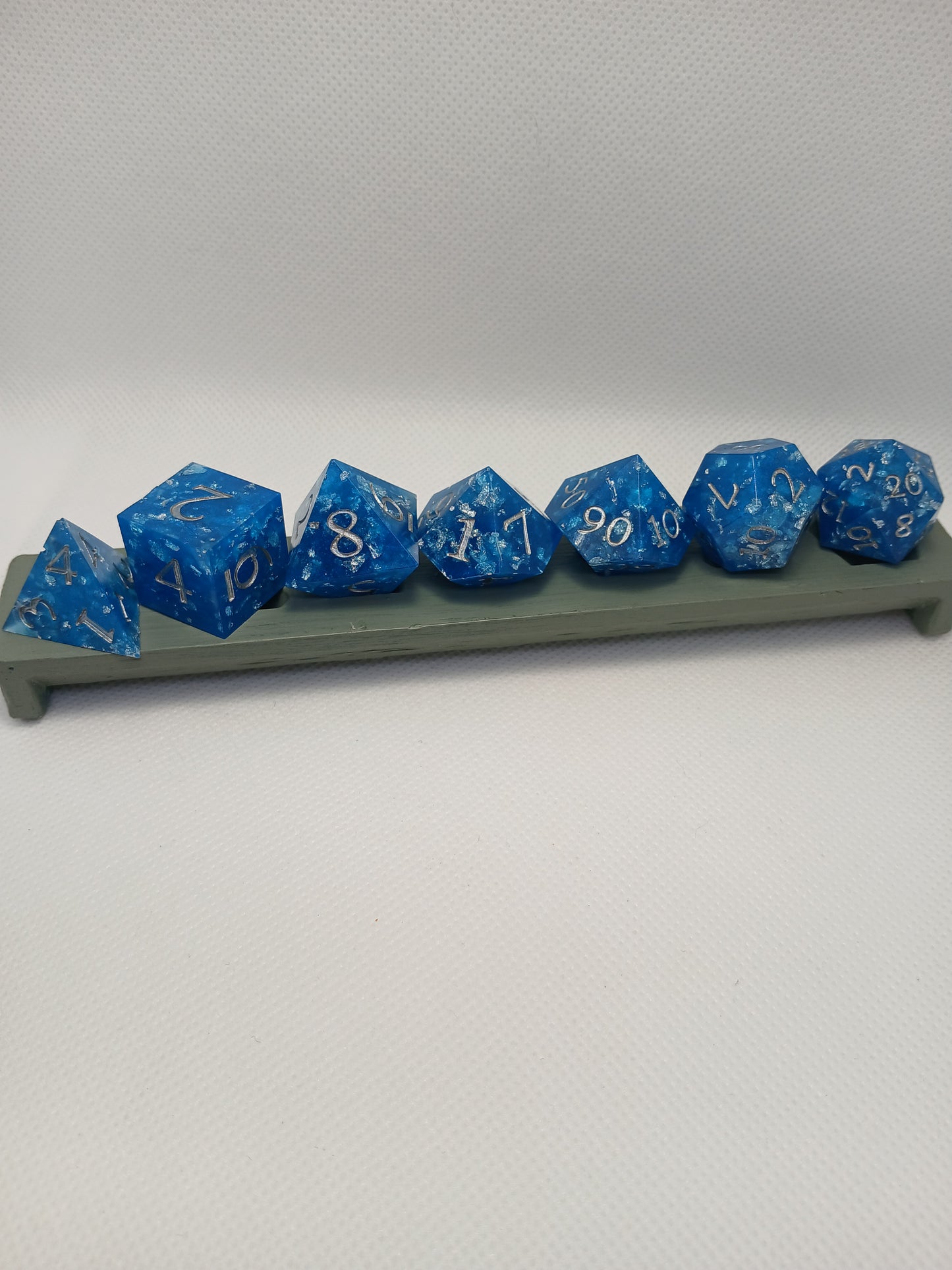 Dice set. Blå med silverflagor och silver siffror.