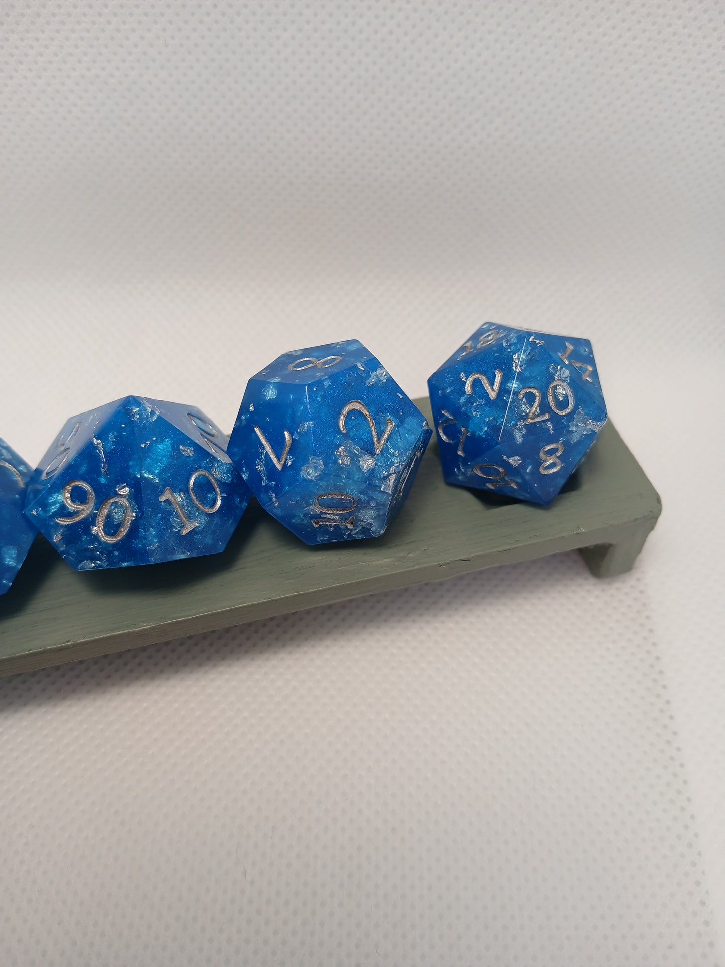 Dice set. Blå med silverflagor och silver siffror.