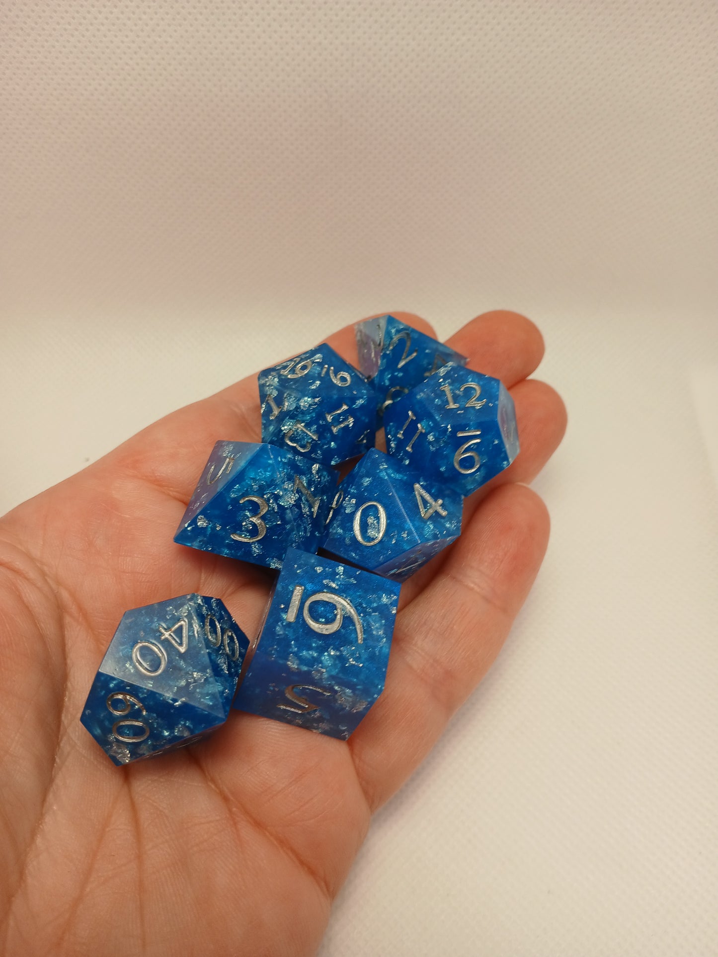 Dice set. Blå med silverflagor och silver siffror.