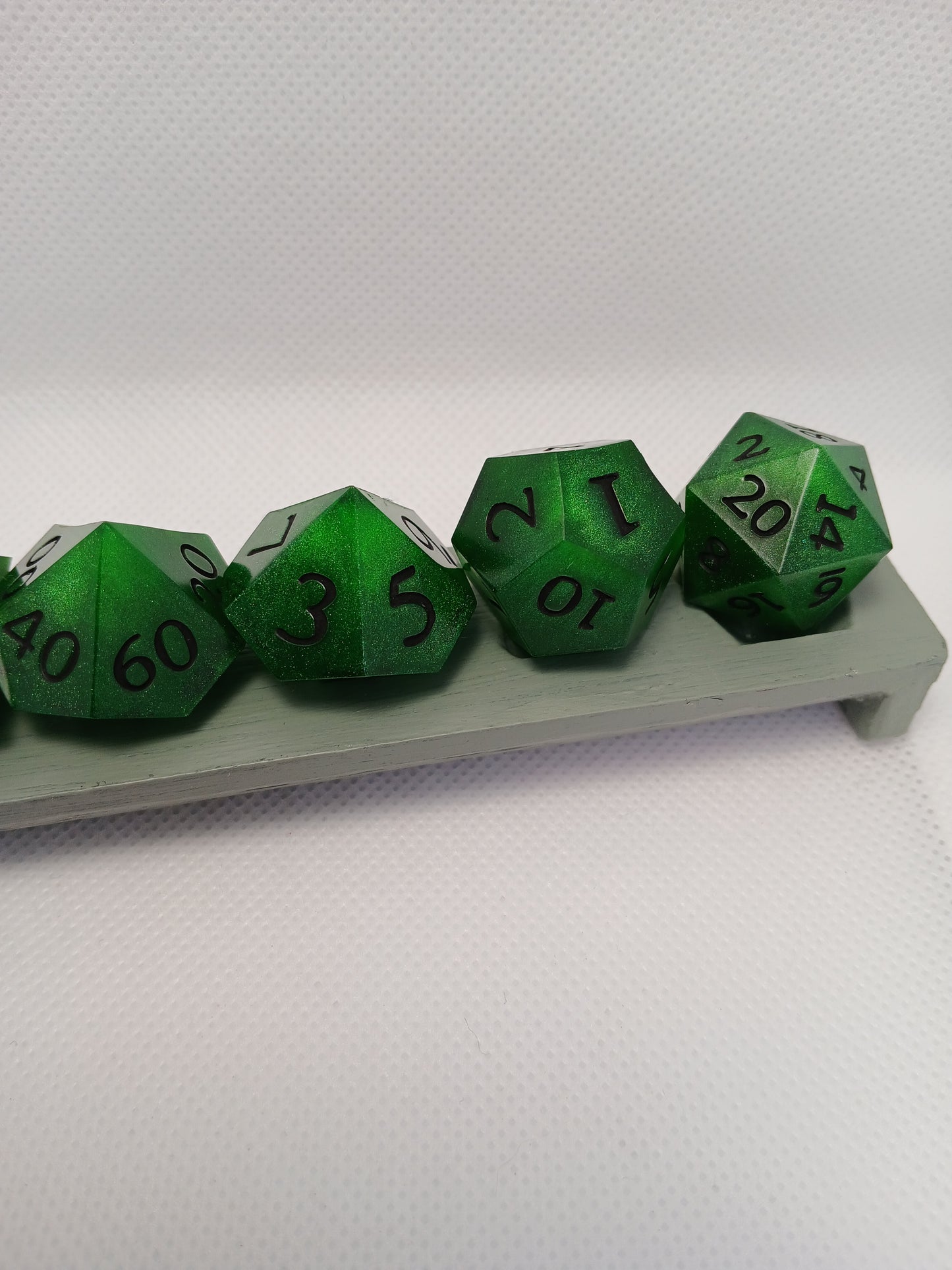 Dice set. Gröna med mörkgröna siffror.