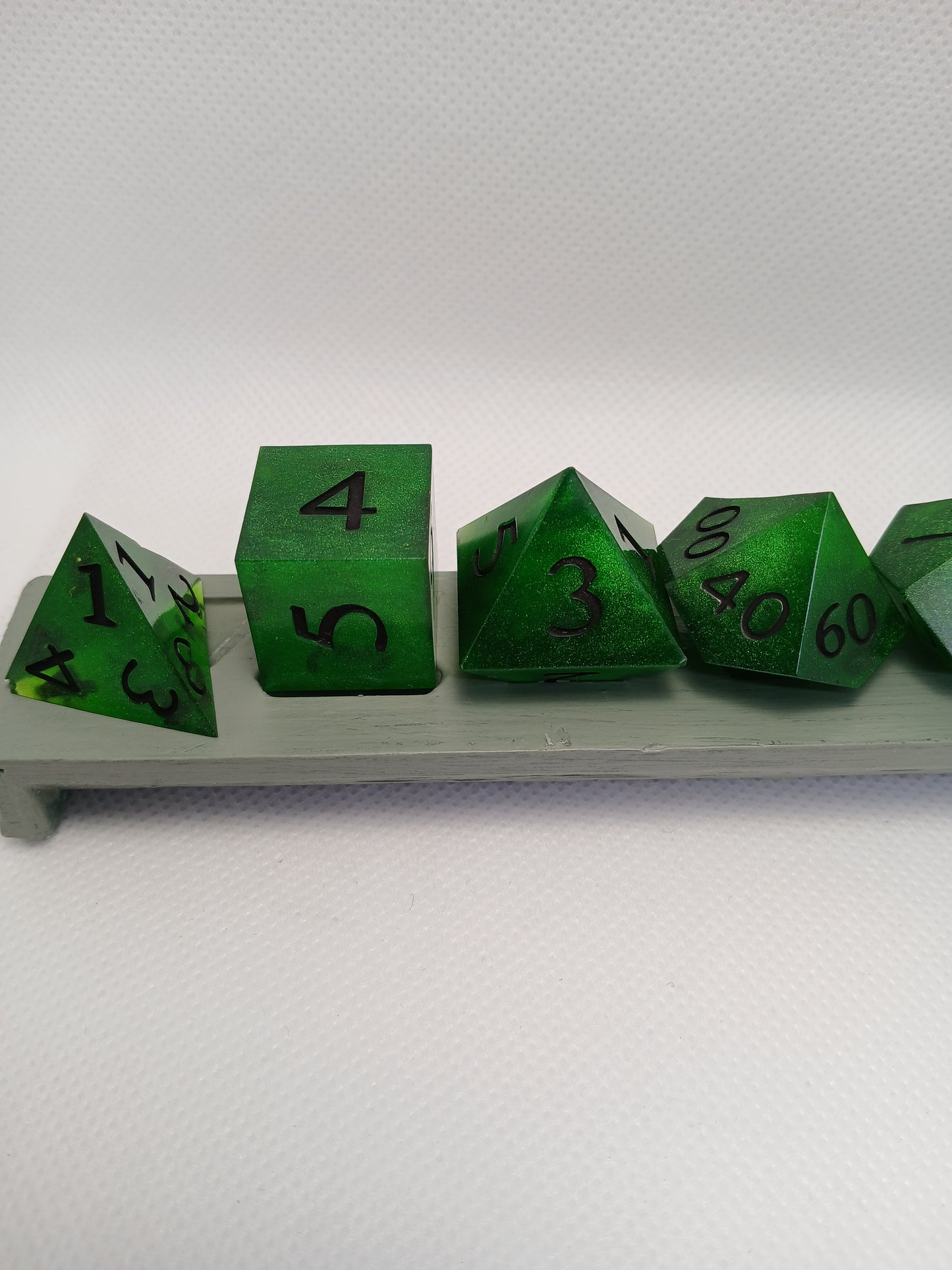 Dice set. Gröna med mörkgröna siffror.