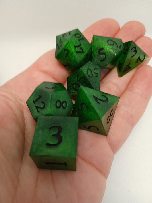 Dice set. Gröna med mörkgröna siffror.