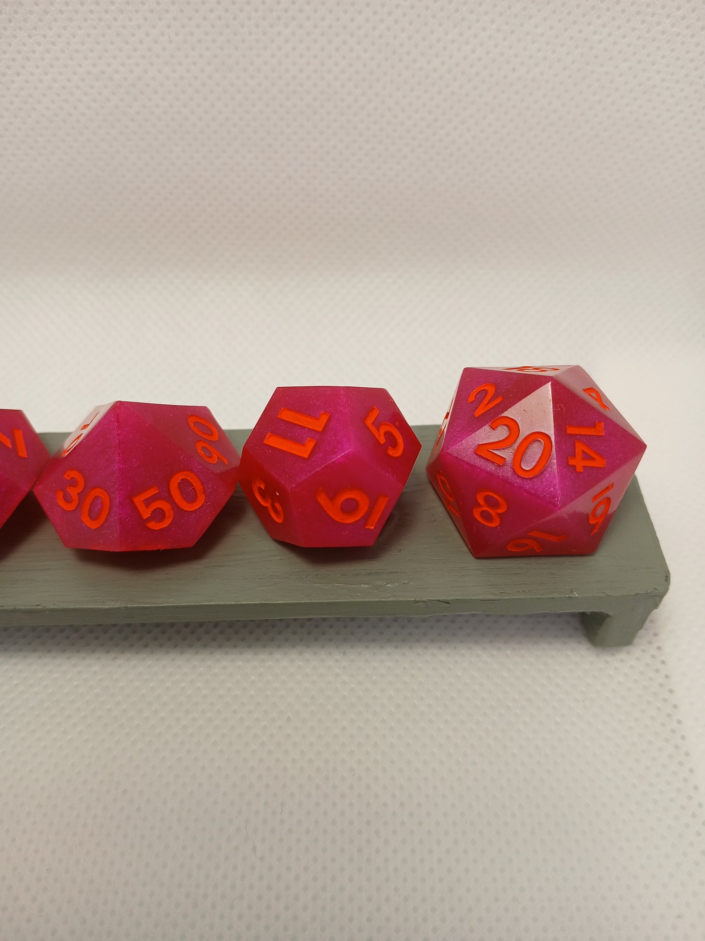 Dice set. Rosa med orange siffror.
