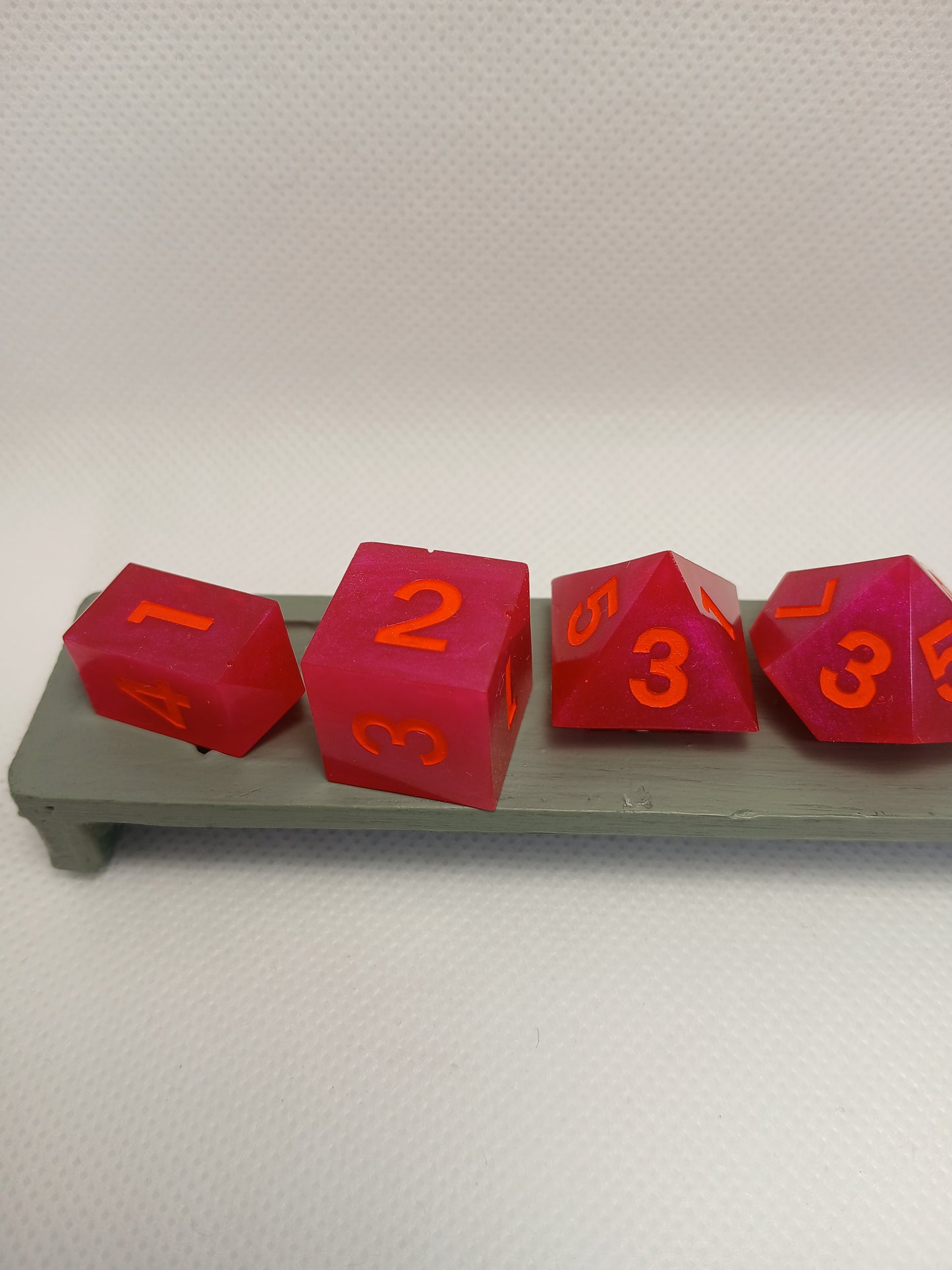 Dice set. Rosa med orange siffror.