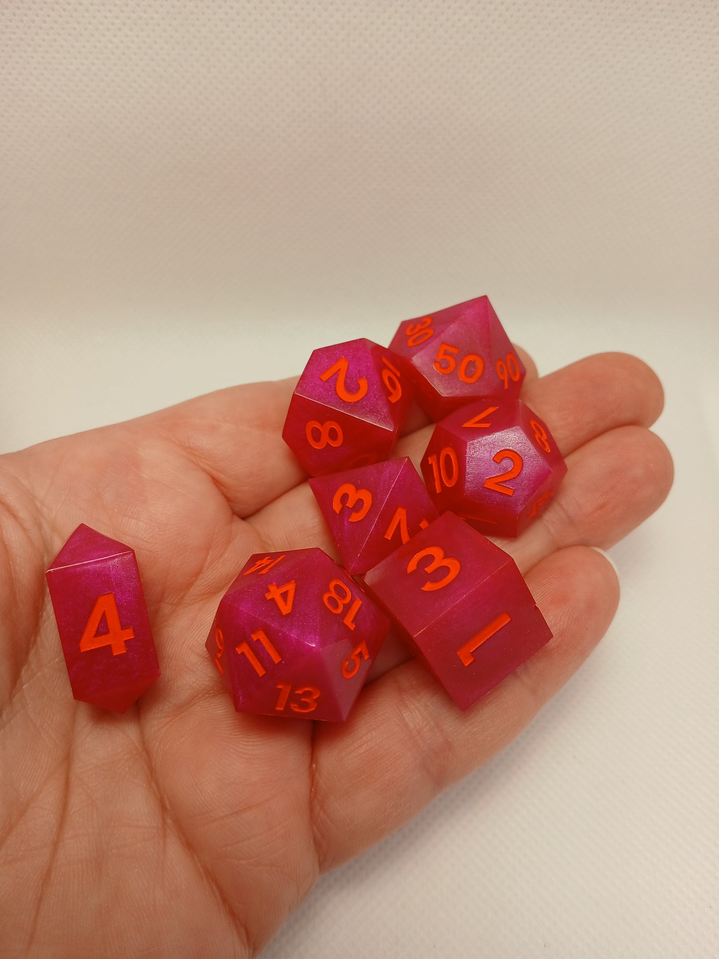 Dice set. Rosa med orange siffror.