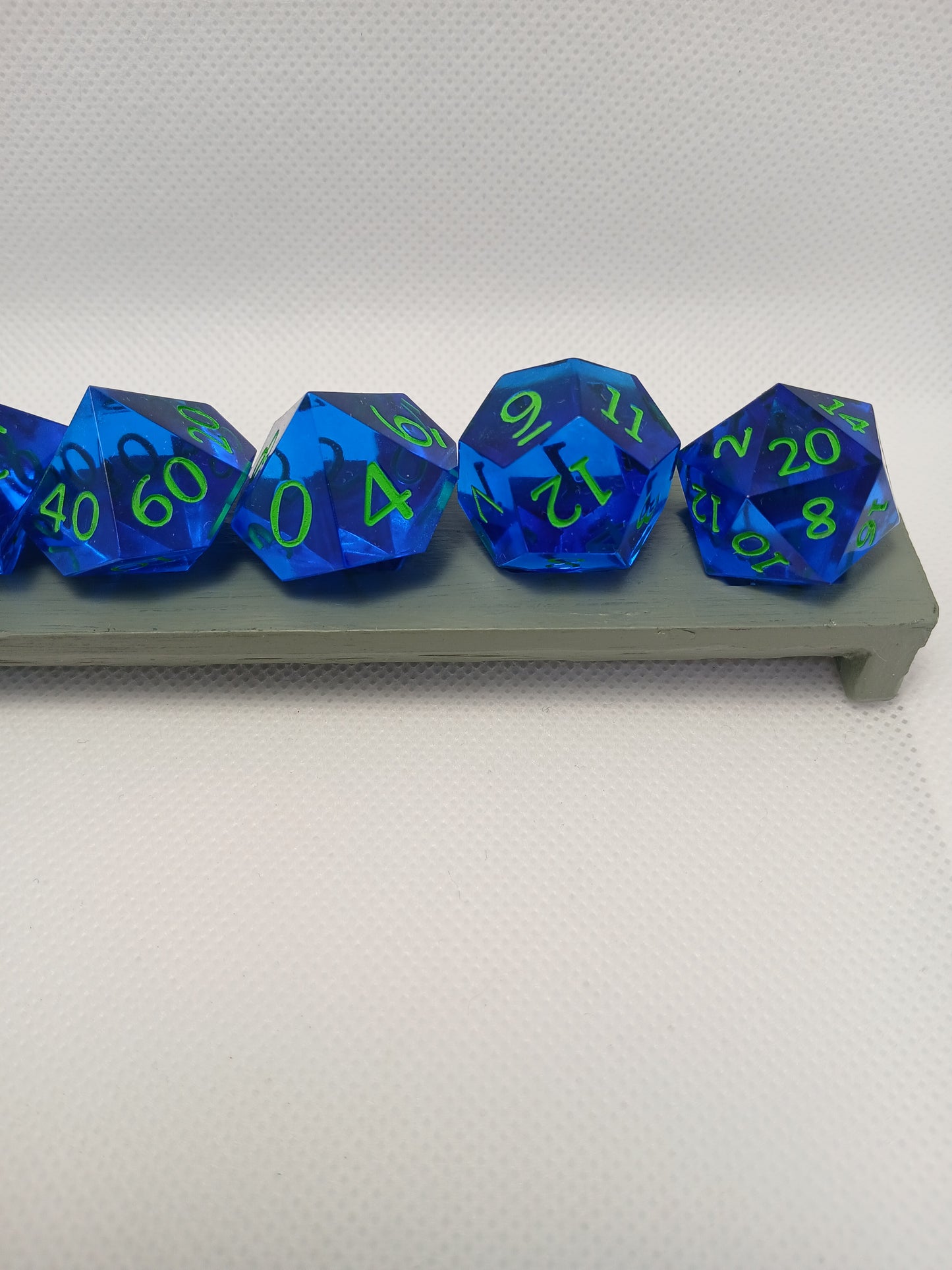 Dice set. Blå med gröna siffror.