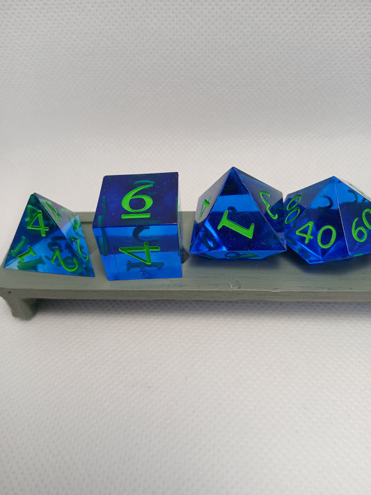Dice set. Blå med gröna siffror.