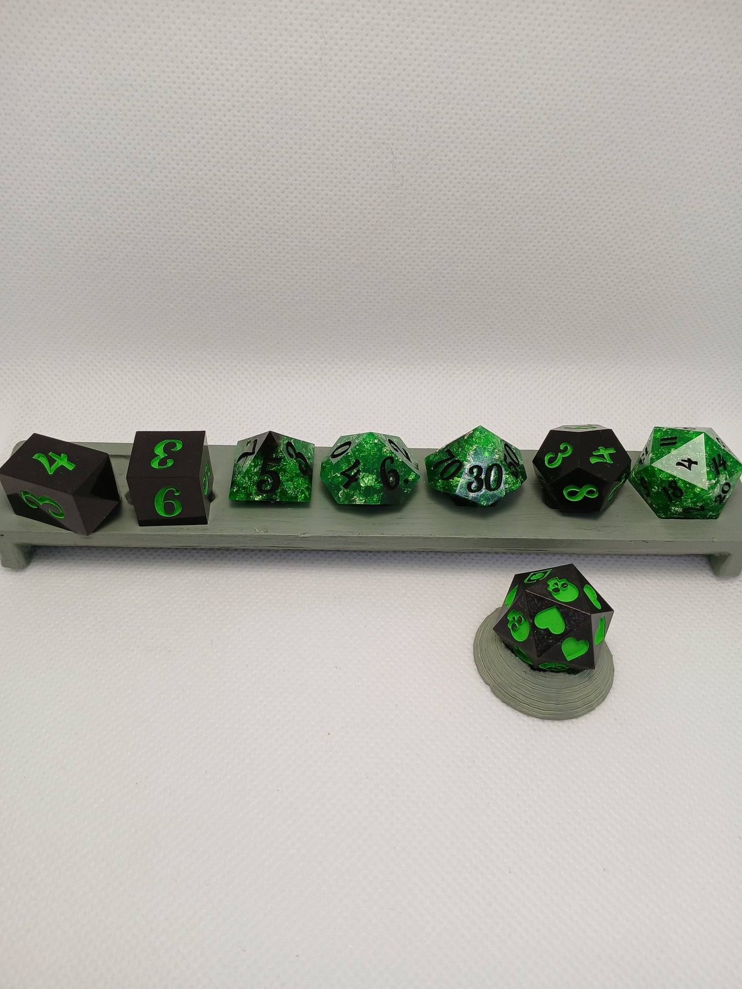Dice set. Svart gröna med glitter. inkl Death saving med gröna/svarta siffror.