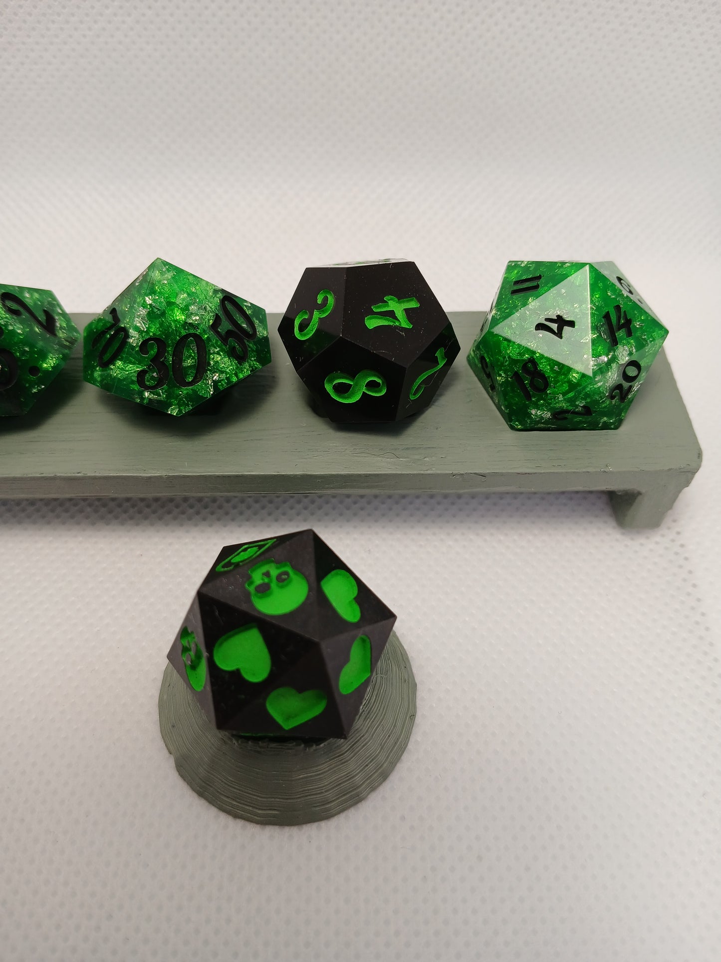 Dice set. Svart gröna med glitter. inkl Death saving med gröna/svarta siffror.