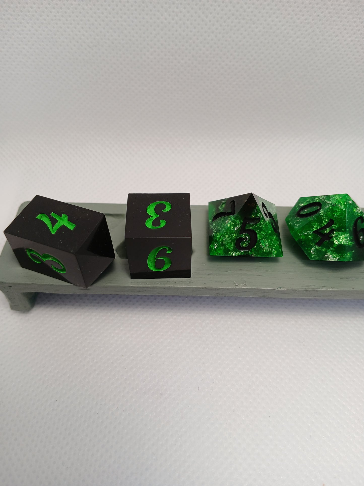 Dice set. Svart gröna med glitter. inkl Death saving med gröna/svarta siffror.