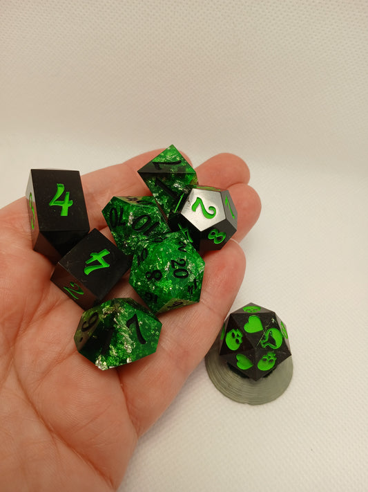 Dice set. Svart gröna med glitter. inkl Death saving med gröna/svarta siffror.